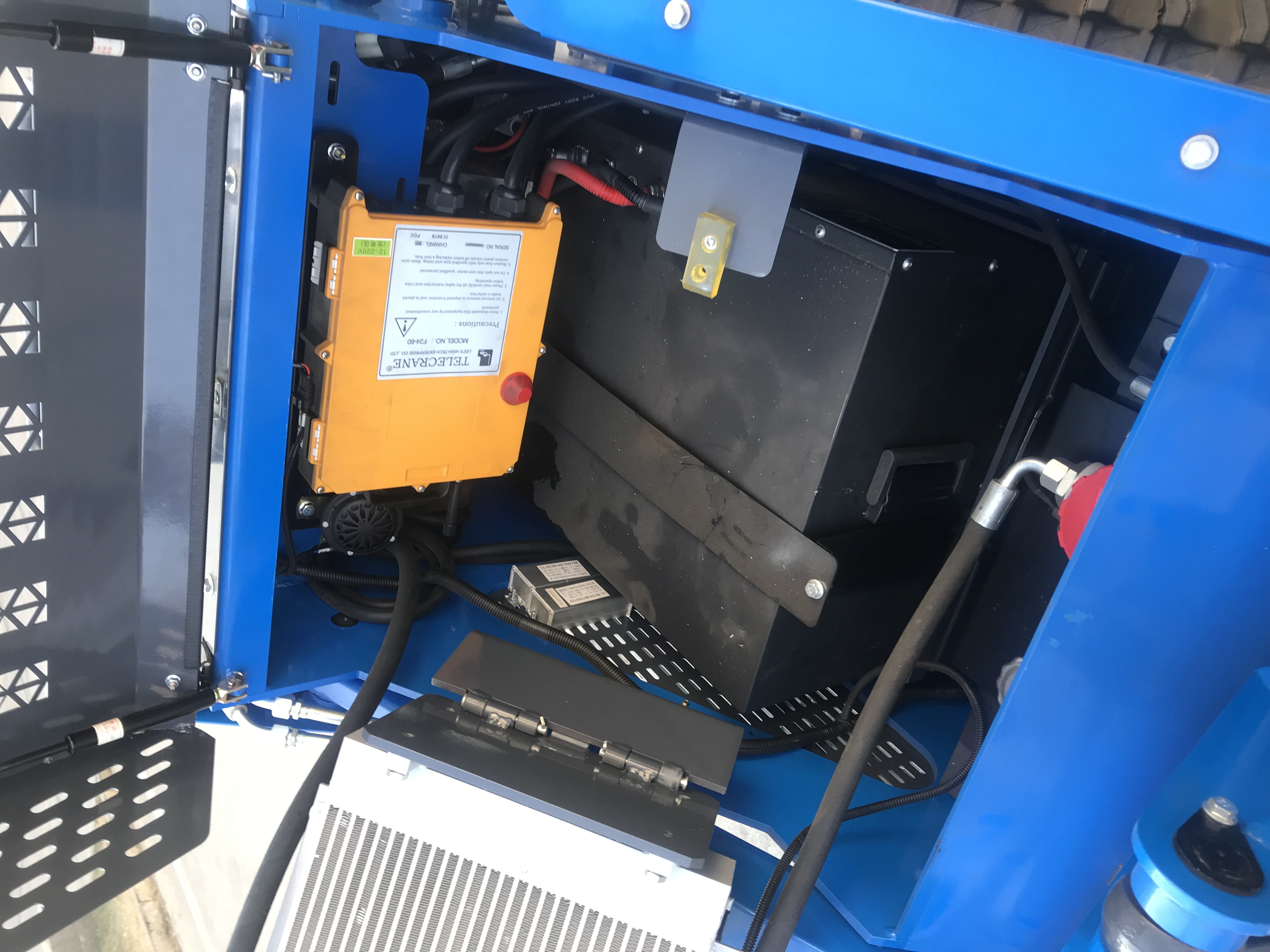 Chargeuse compacte à direction différentielle étroite, mini-carrosserie à virages flexibles, idéale pour la construction de routes communautaires 8