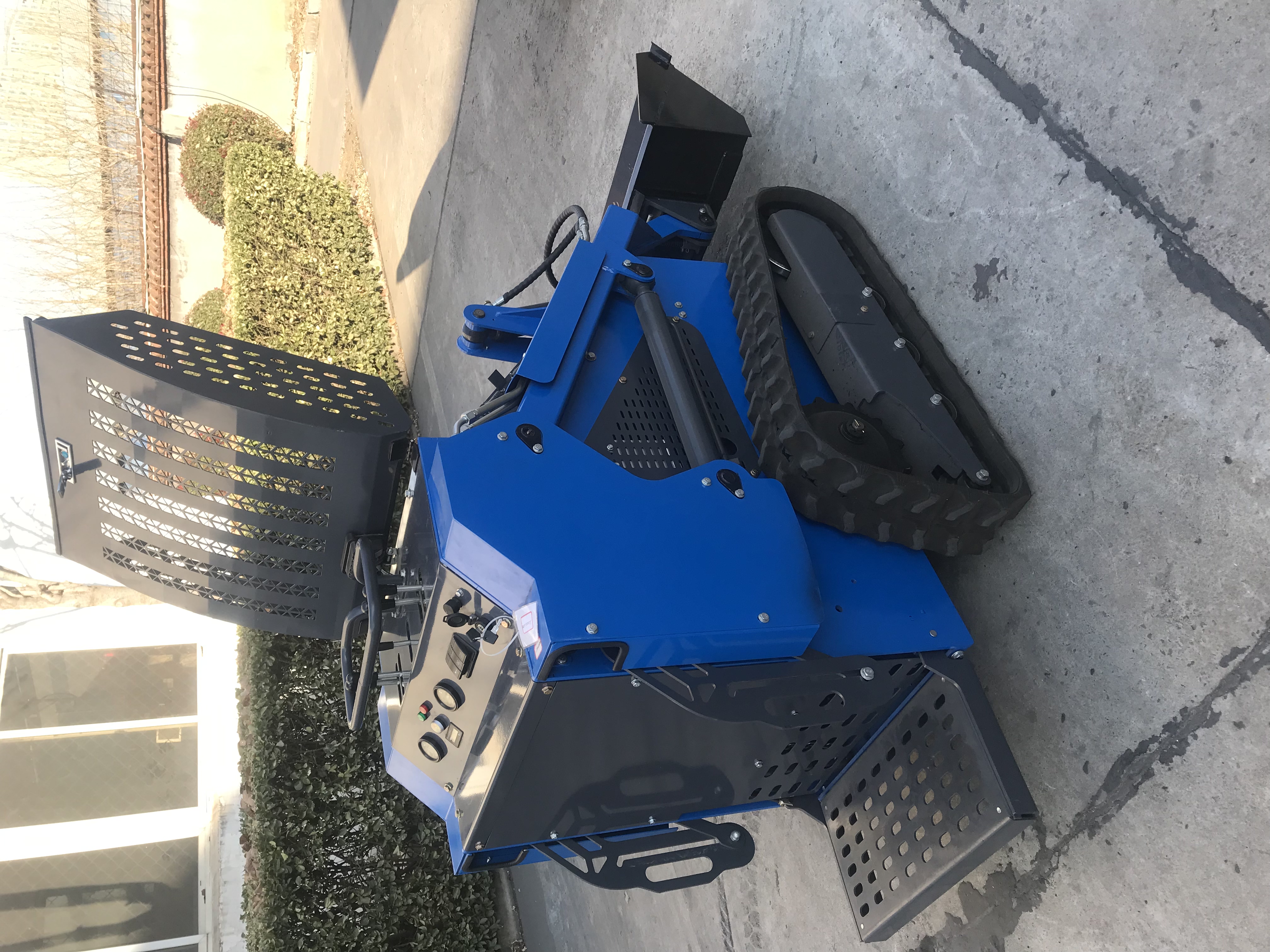 Chargeuse compacte à direction différentielle étroite, mini-carrosserie à virages flexibles, idéale pour la construction de routes communautaires 9