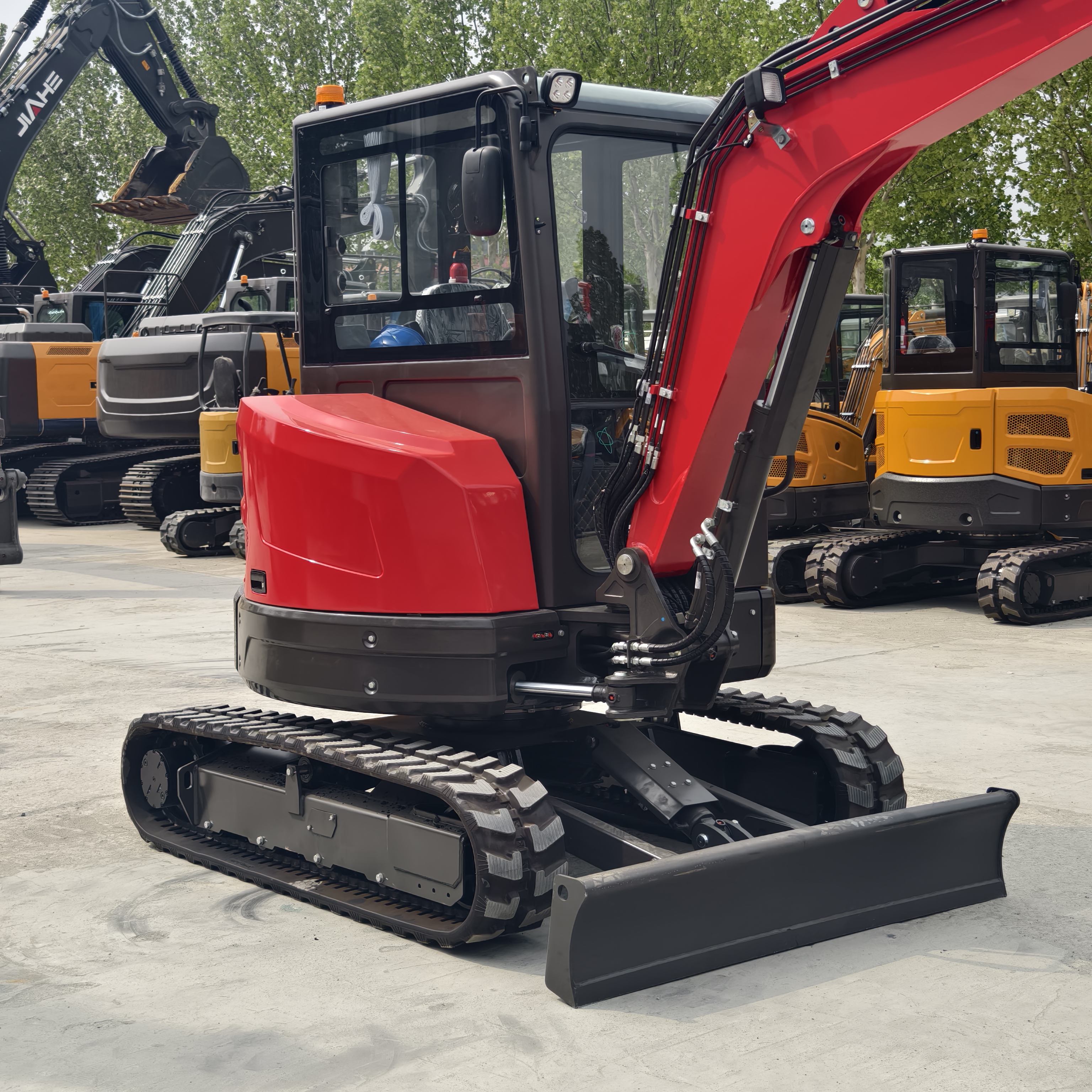 Mini-pelle sur chenilles de 4 tonnes avec cabine climatisée et moteur dissimulé. 8