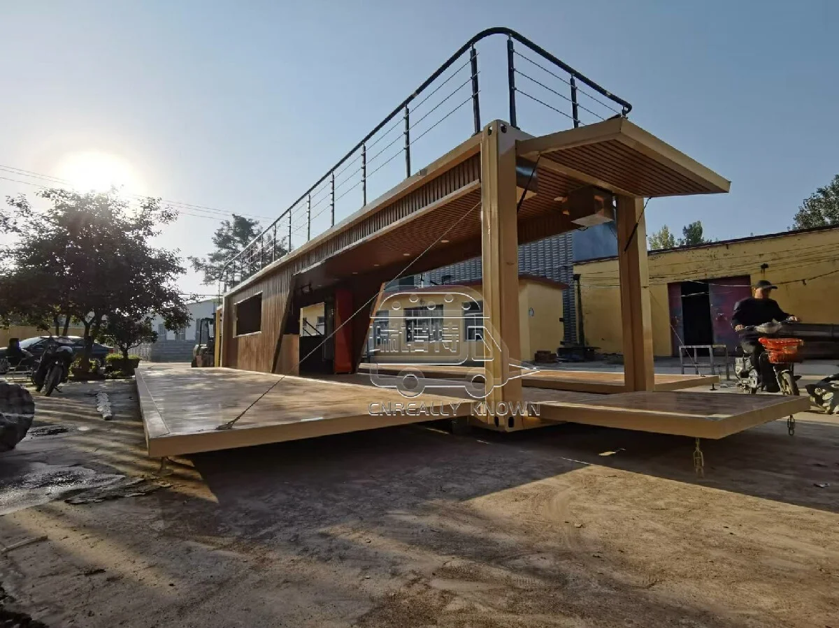 Twee verdiepingen tellende verzendbar met reling & trappen 1