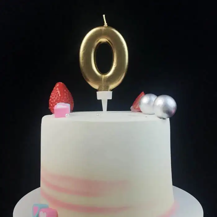 ケーキ用の数字のろうそくでお祝いを照らします 1