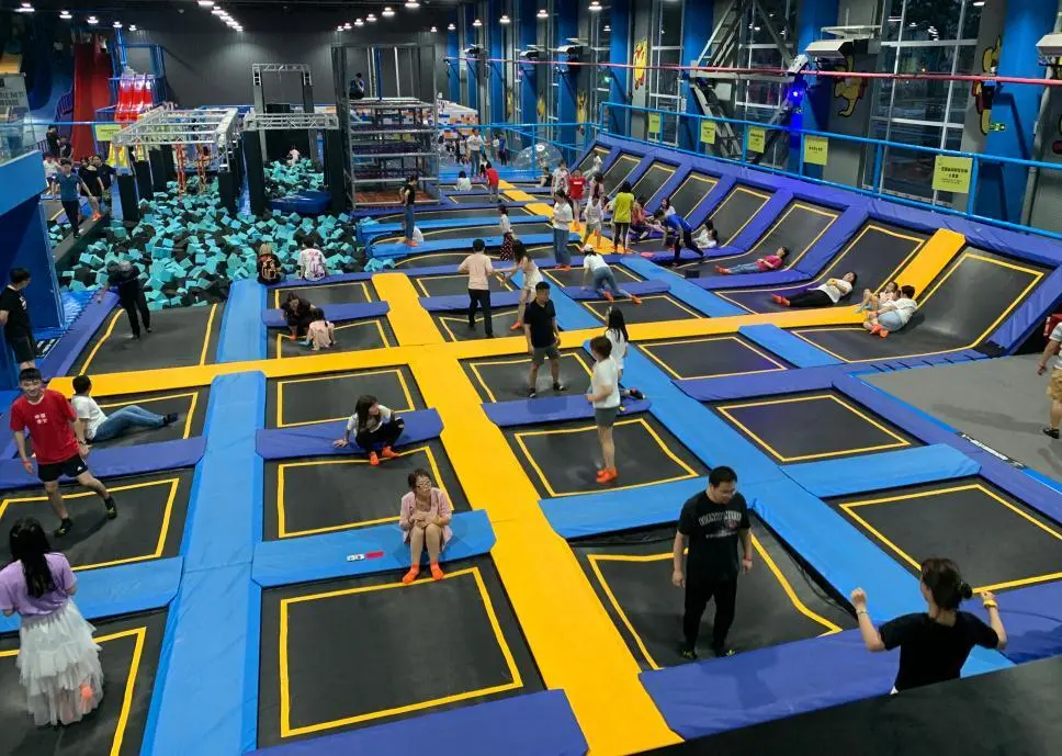 Aire de jeux intérieure Super Bounce Trampoline Park - Amusement joyeux 1