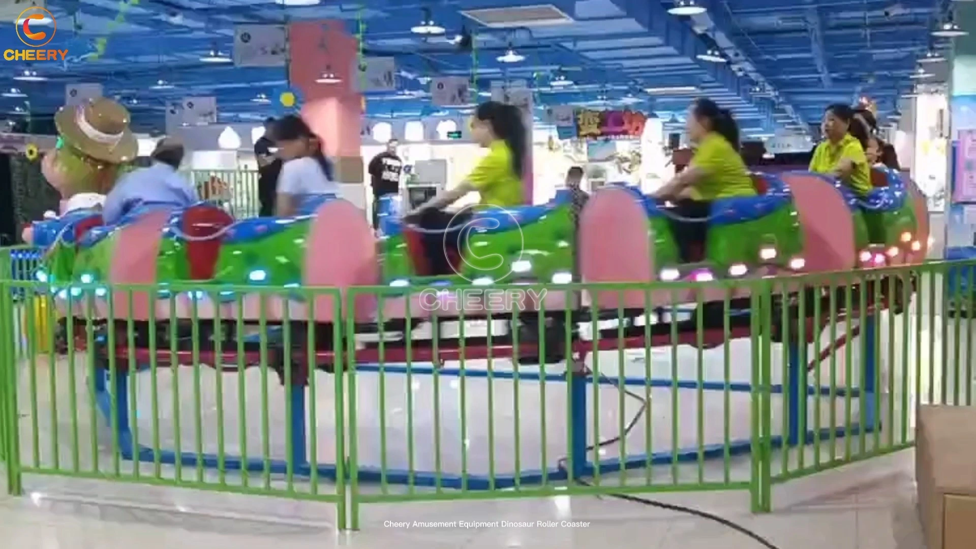 Parc d'attractions attraction enfants montagnes russes dinosaures 1
