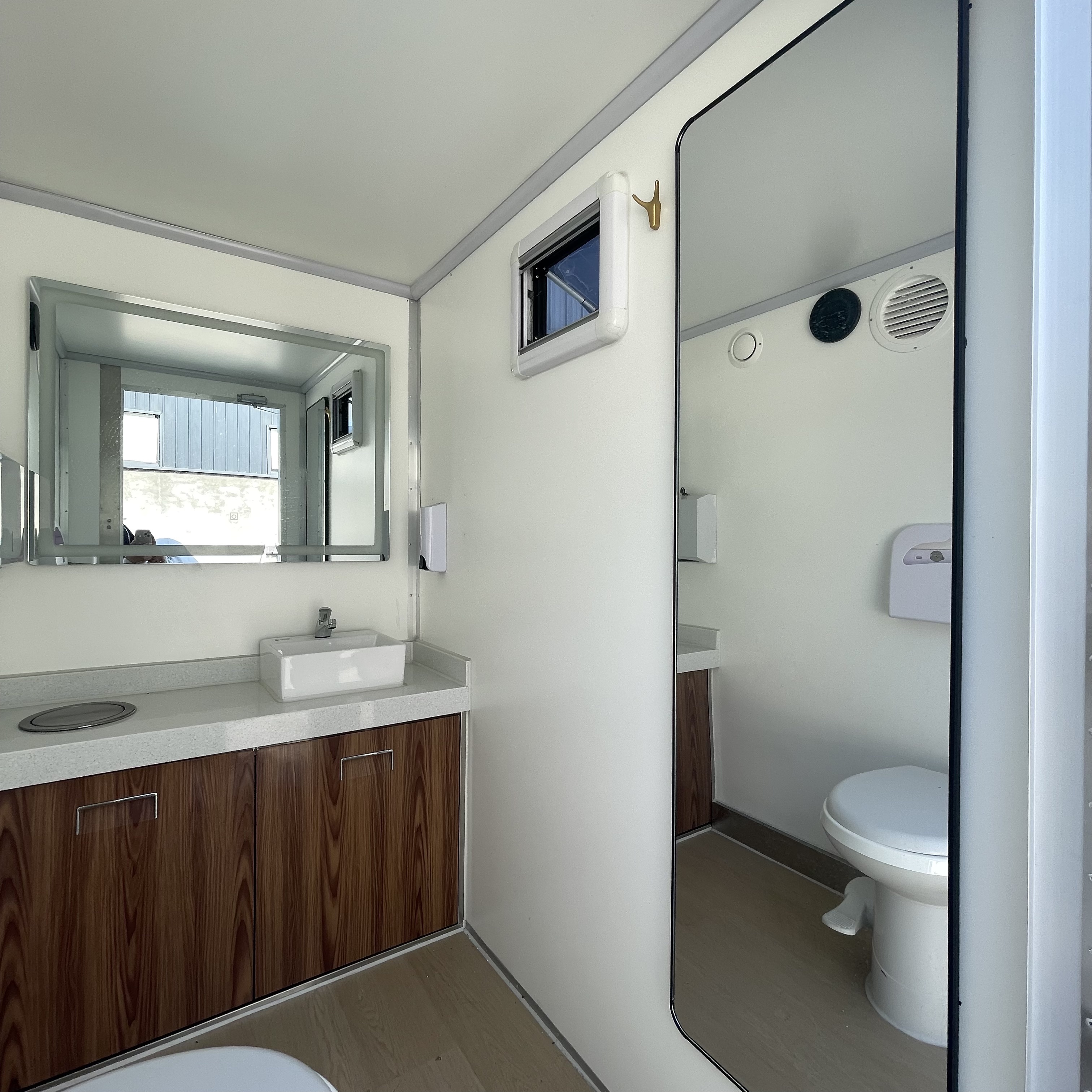 Long Lasting Bathroom Trailers for Weddings Price List 7