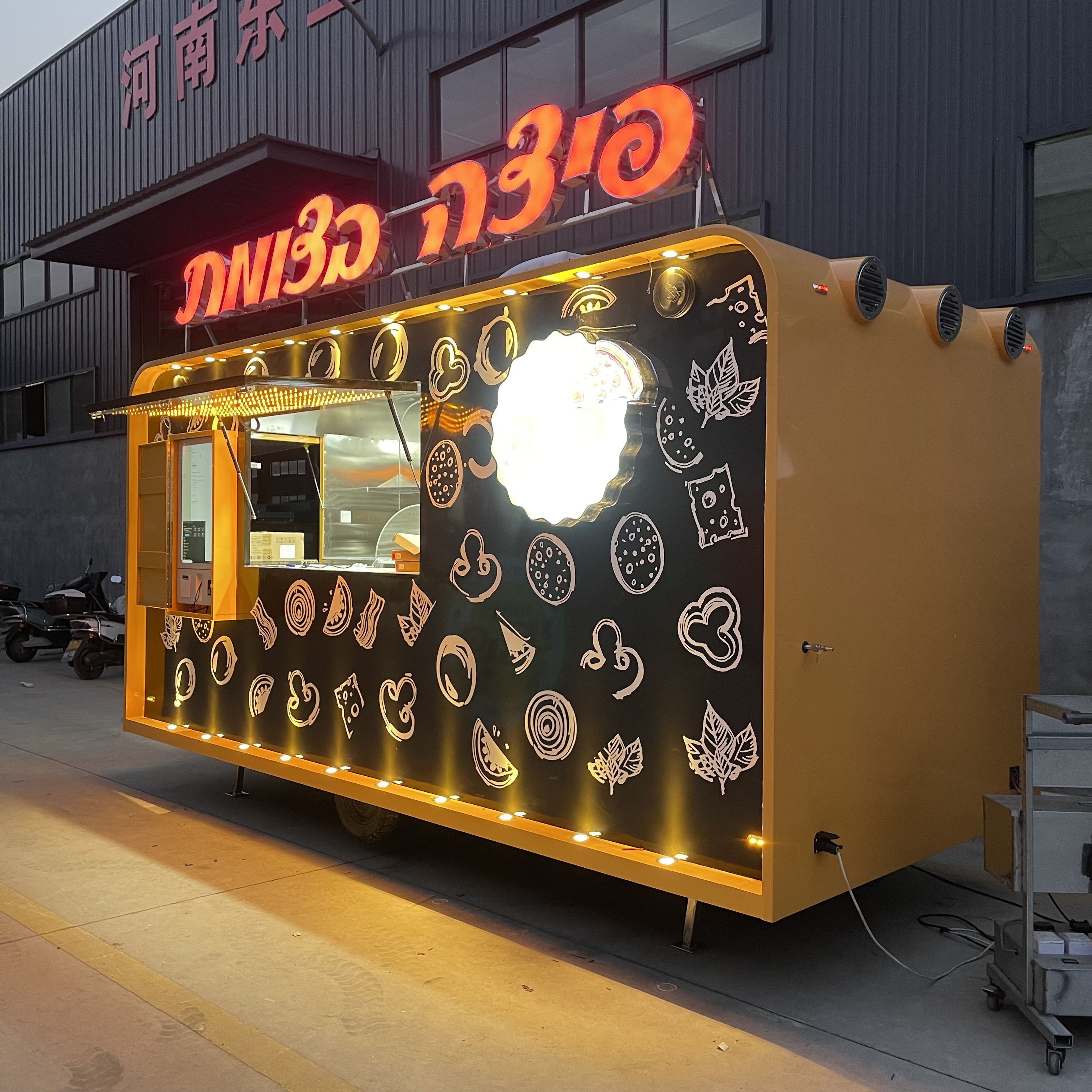 Kiosque à café Hot Dog Crème glacée Chariot de nourriture Concession de commerçant Remorque de nourriture fermée Camion de nourriture mobile avec cuisine complète équipée 4