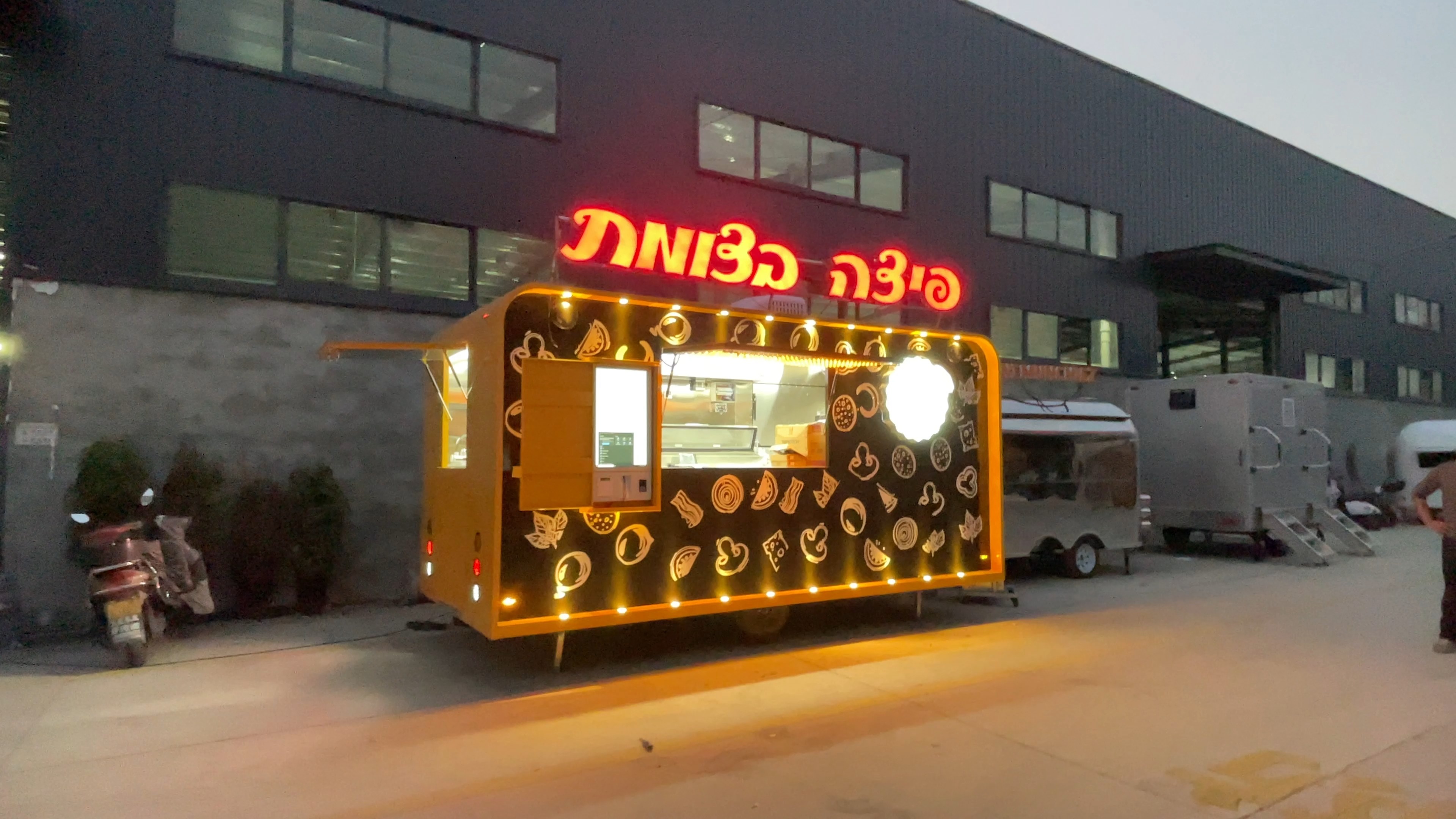 Kiosque à café Hot Dog Crème glacée Chariot de nourriture Concession de commerçant Remorque de nourriture fermée Camion de nourriture mobile avec cuisine complète équipée 1