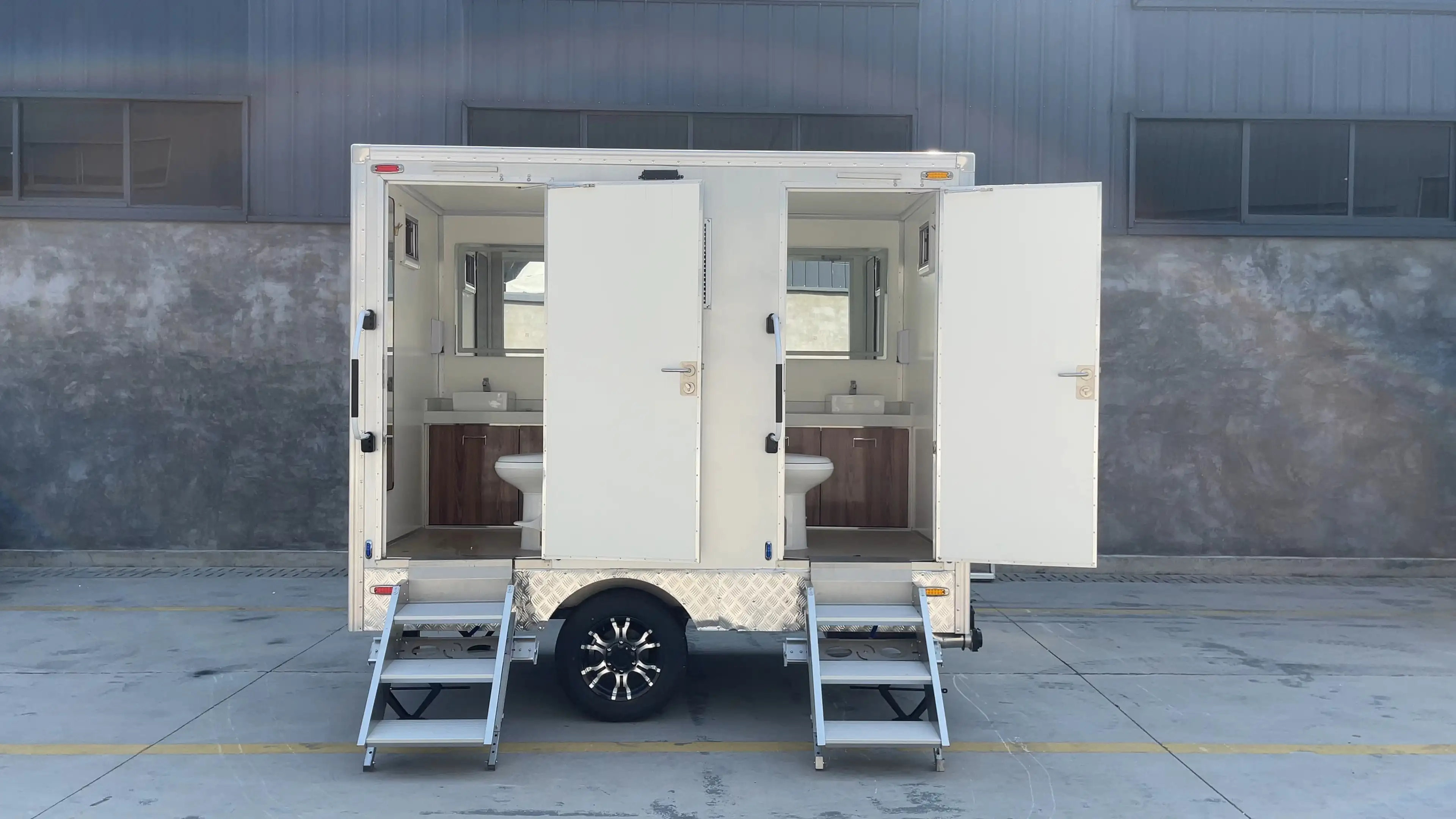 Toilettes extérieures personnalisées, remorques mobiles et portables, toilettes VIP de luxe pour camping-cars, remorques pour quads, maisons conteneurs 1