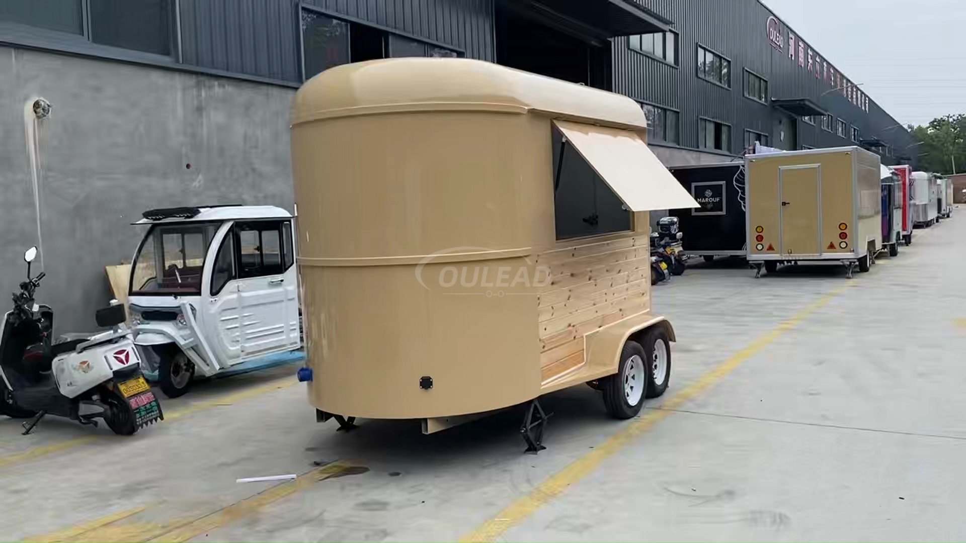 Bois beige personnalisé - remorque alimentaire lambrissée | Fabricant de chariots de vente mobile vintage 1