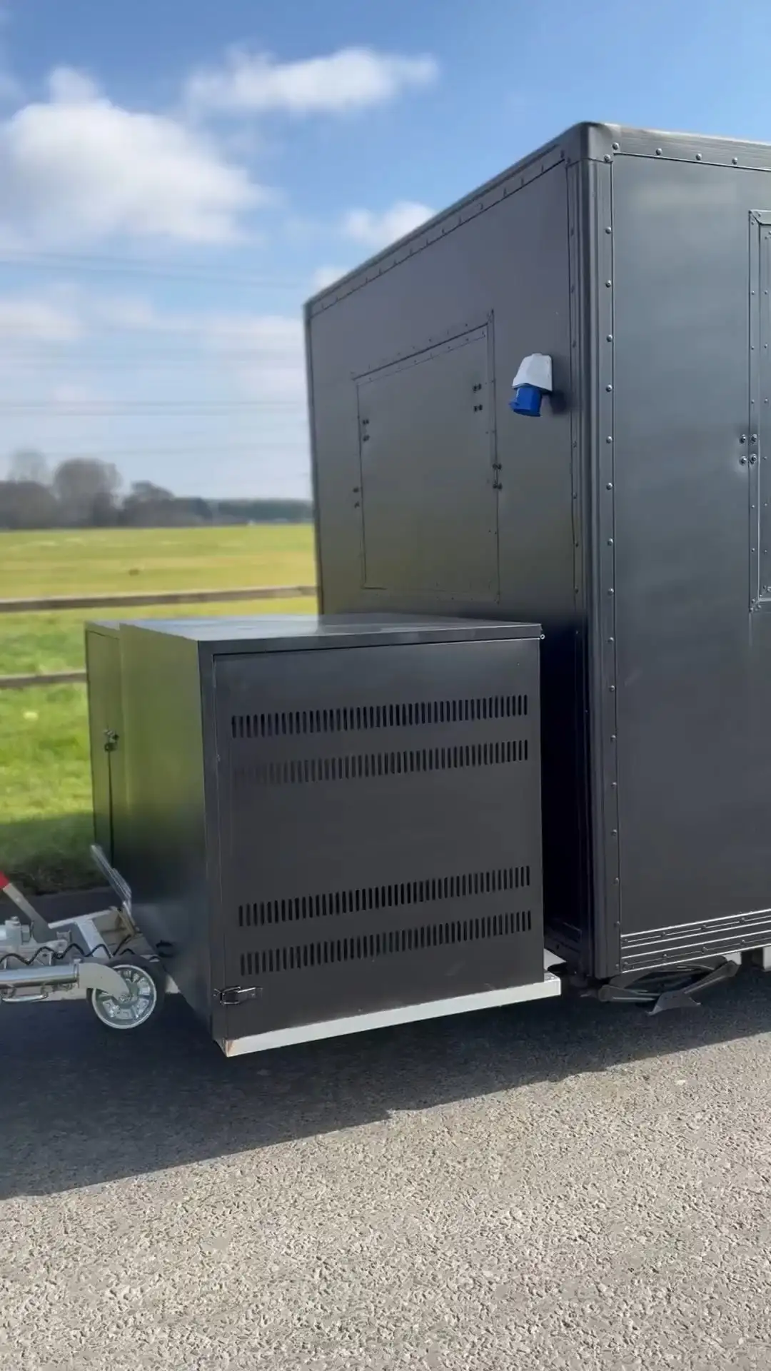 Camion alimentaire commercial noir personnalisé | Fabricant de remorque en acier inoxydable à double prolongation 1