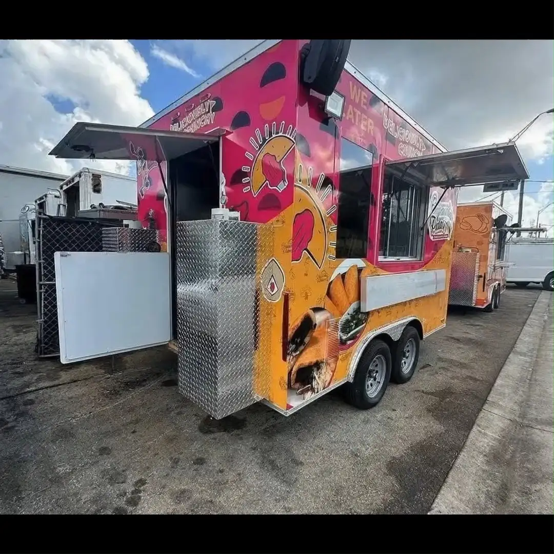 Trailer de comida personalizado rosa vibrante e amarelo | Unidade de buffet móvel com dois eixos 1