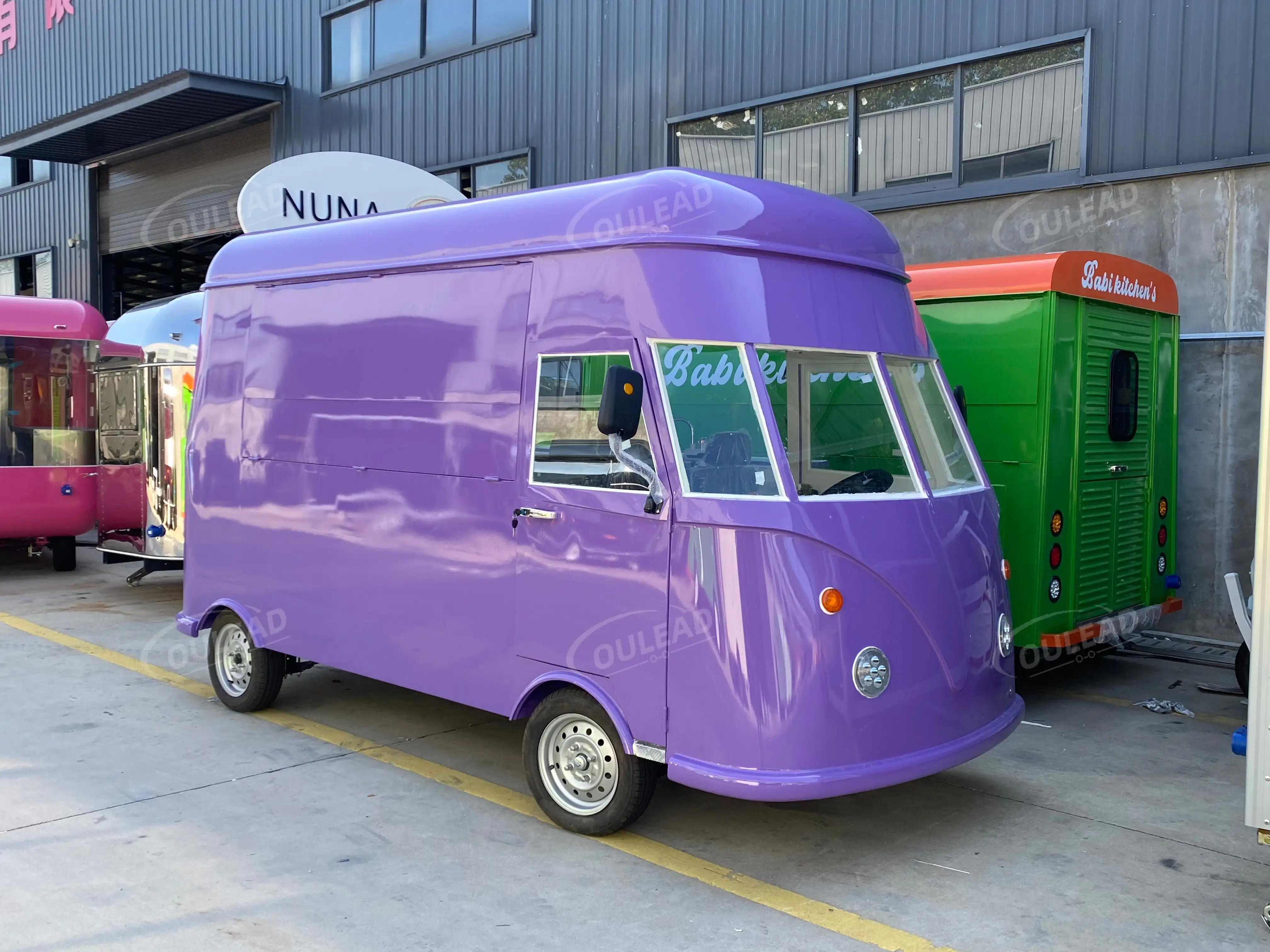Camión de comida móvil de catering, café y refrigerios, color morado y blanco. 1