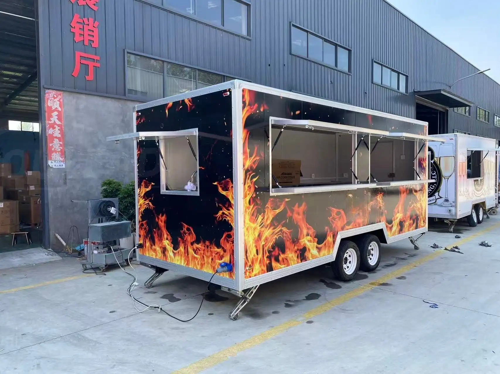 مقطورة طعام متنقلة بتصميم Flame، شاحنة تقديم طعام سريعة، برجر مشويات 1