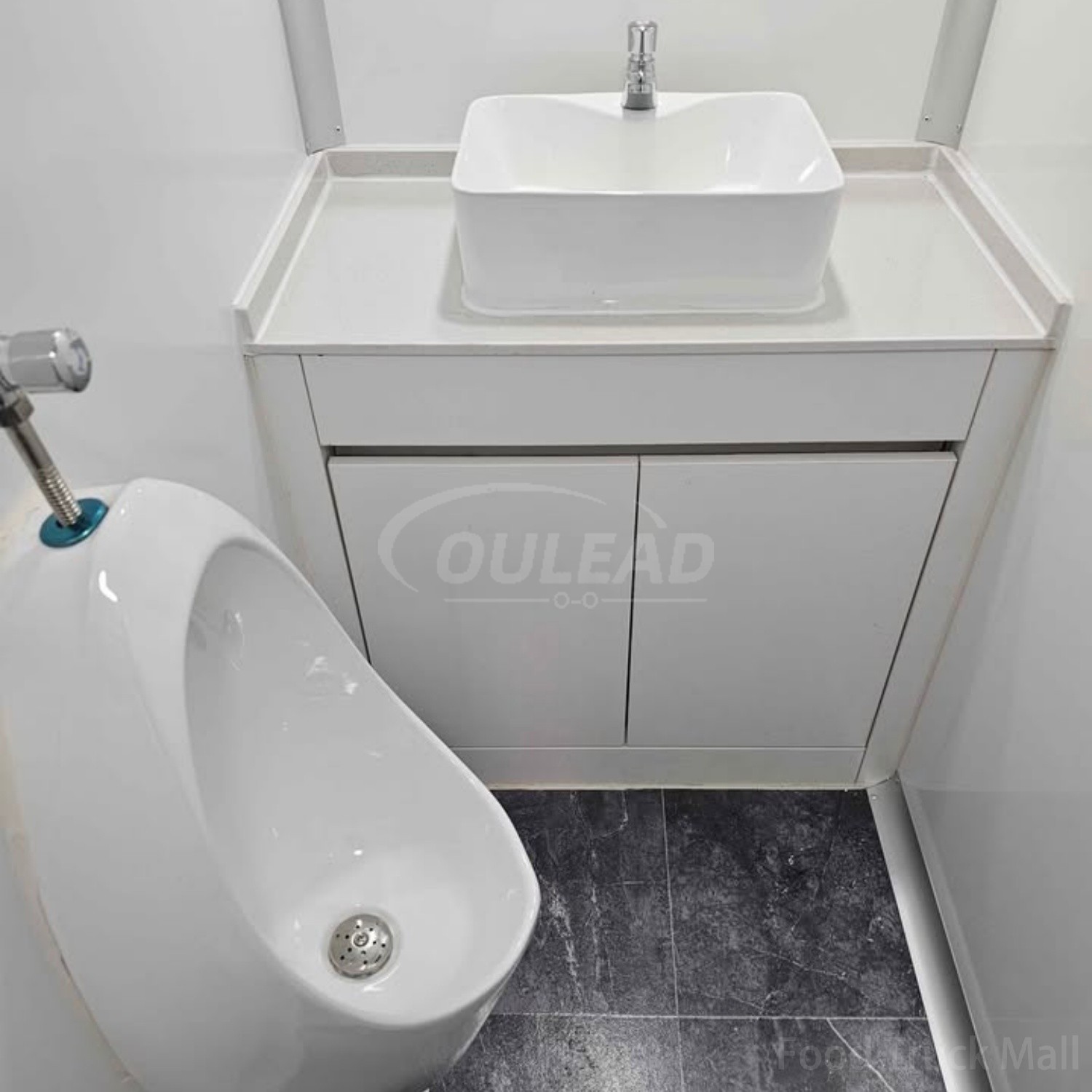 Remorque de toilettes mobiles à deux compartiments avec accès par marchepied 17