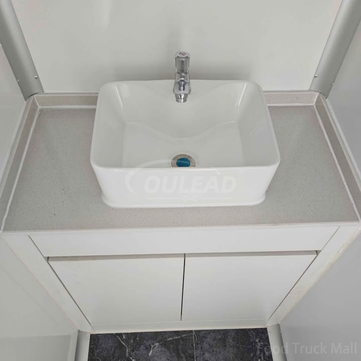 Remorque de toilettes mobiles à deux compartiments avec accès par marchepied 12
