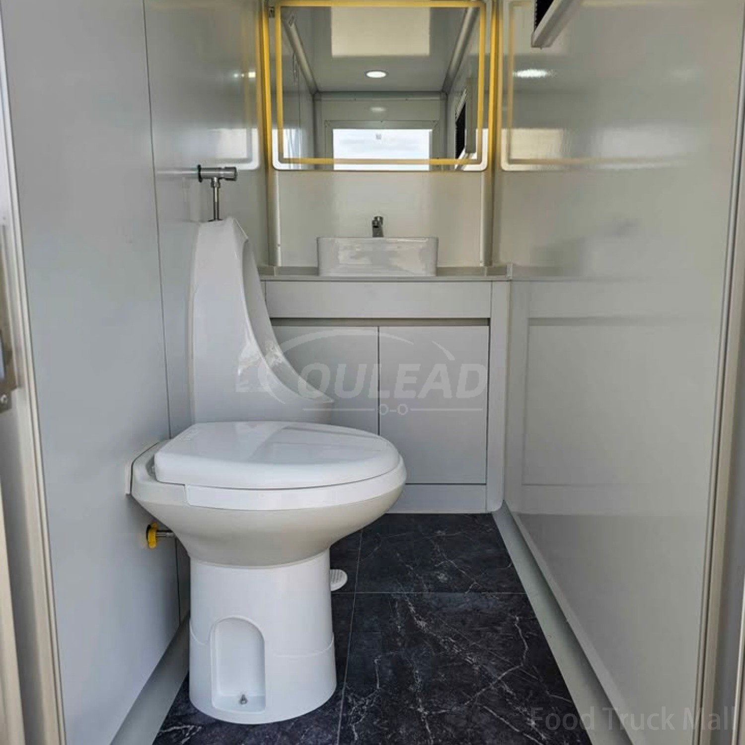Remorque de toilettes mobiles à deux compartiments avec accès par marchepied 10