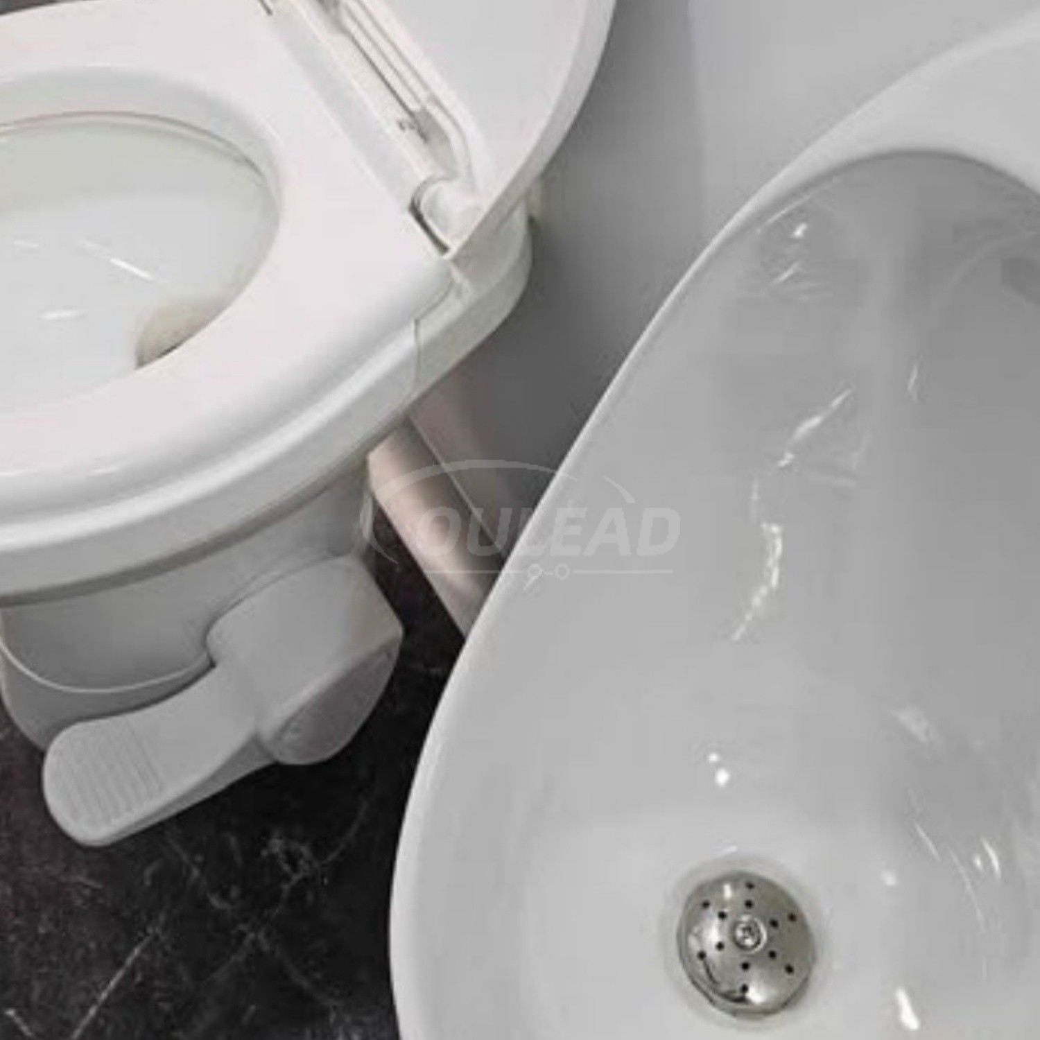 Remorque de toilettes mobiles à deux compartiments avec accès par marchepied 9