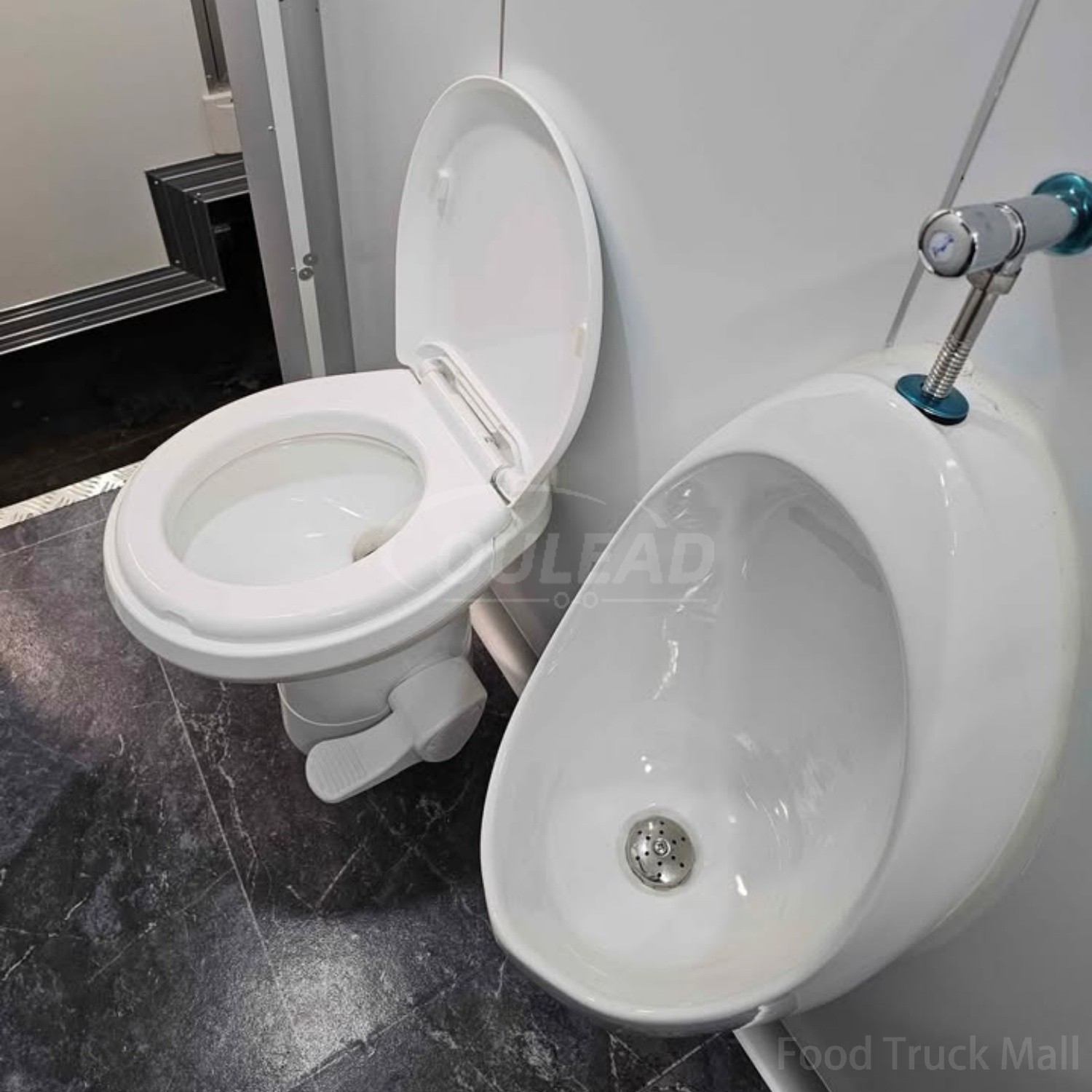 Remorque de toilettes mobiles à deux compartiments avec accès par marchepied 8