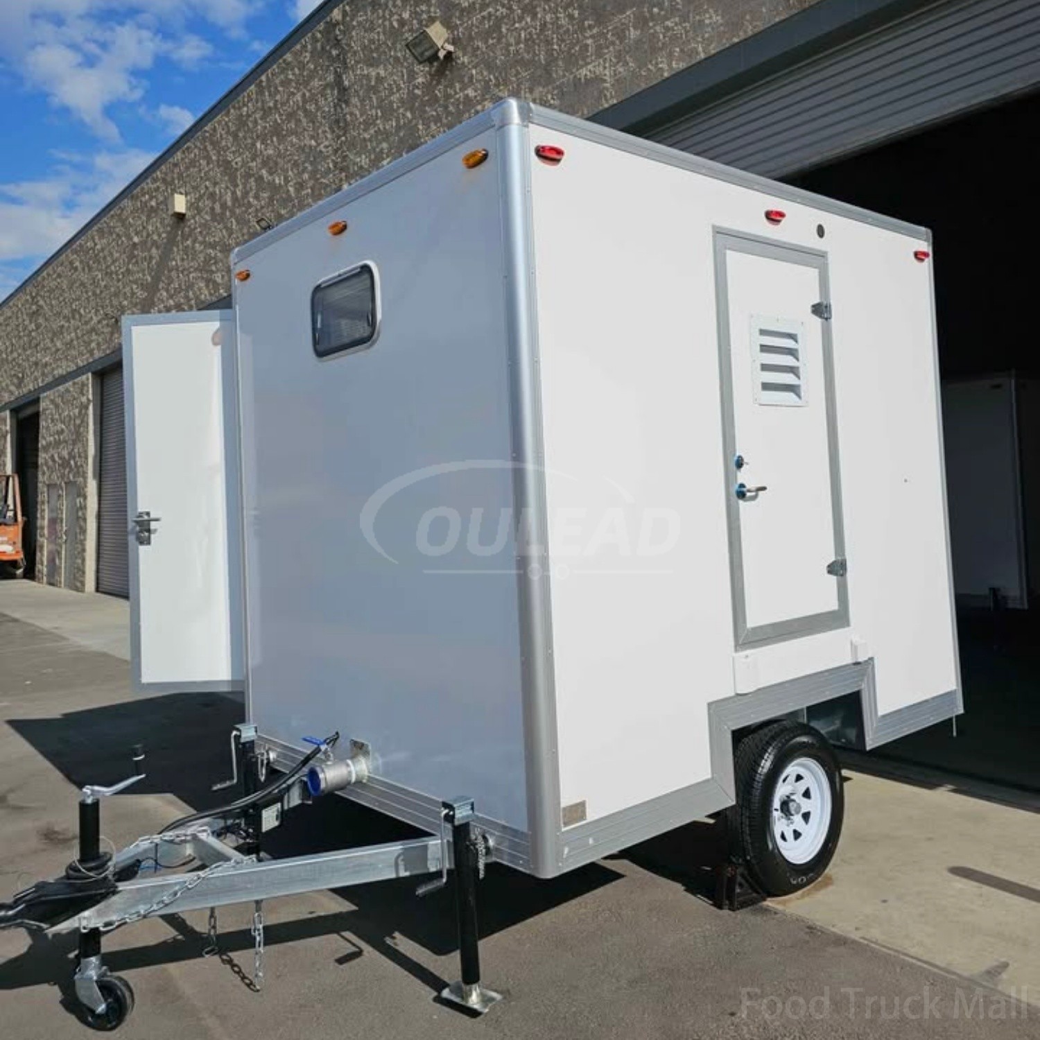 Remorque de toilettes mobiles à deux compartiments avec accès par marchepied 4