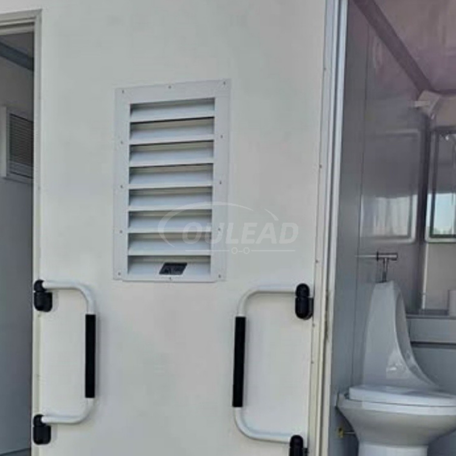 Remorque de toilettes mobiles à deux compartiments avec accès par marchepied 3