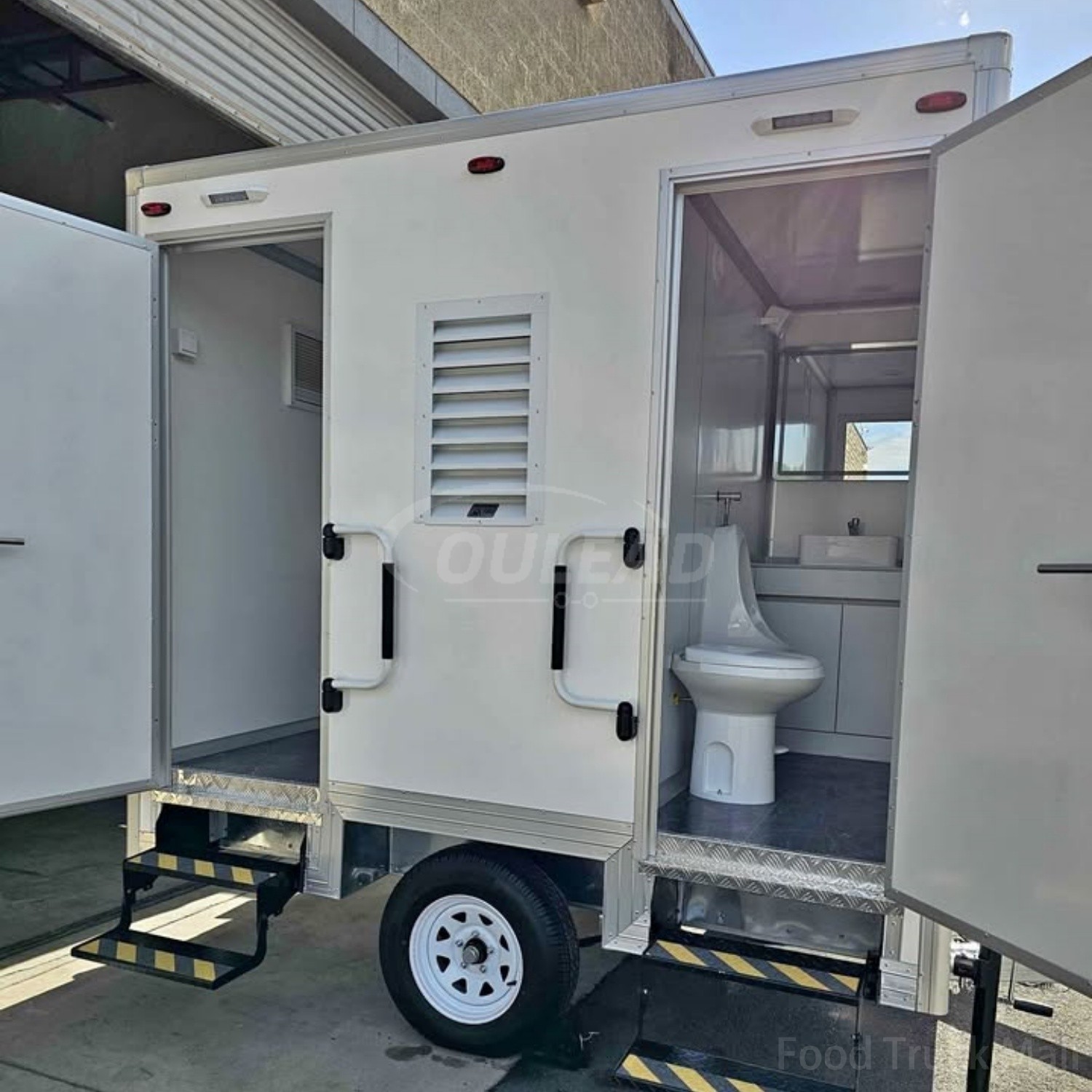 Remorque de toilettes mobiles à deux compartiments avec accès par marchepied 2
