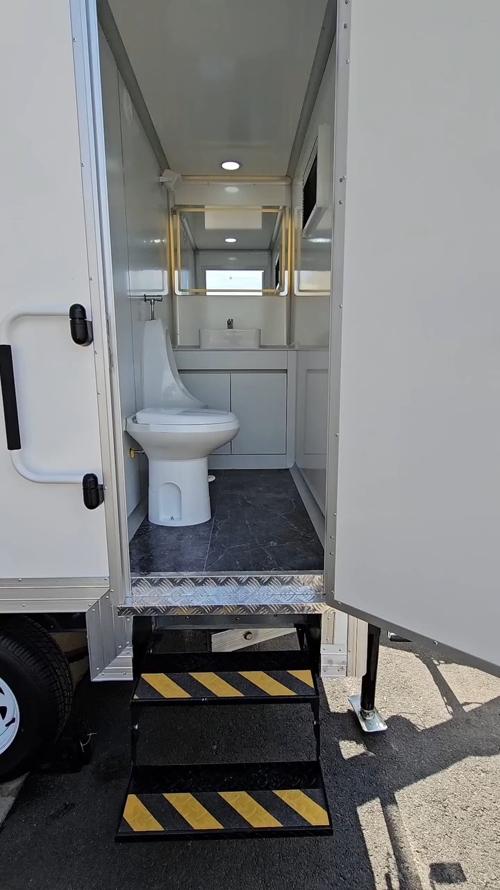 Remorque de toilettes mobiles à deux compartiments avec accès par marchepied 1