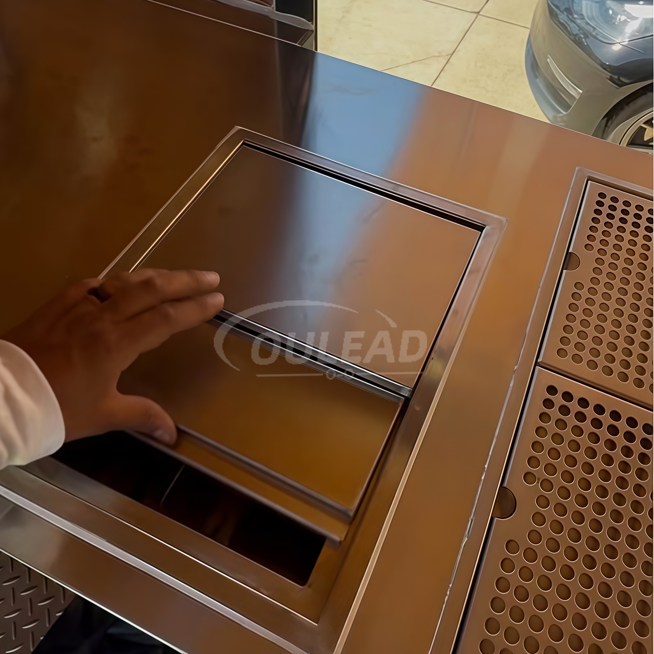 Reboque de comida de eixo duplo preto fosco com balcão de serviço com detalhes em madeira 10