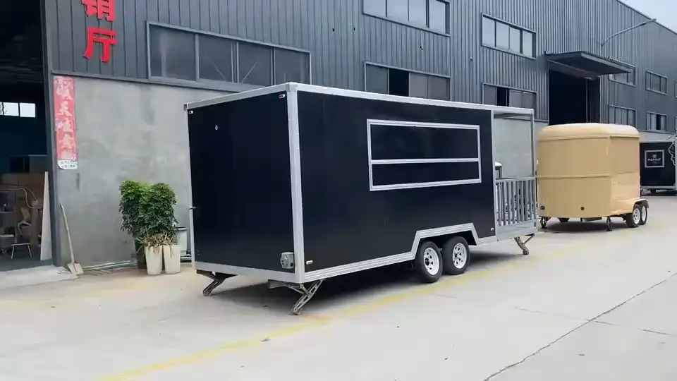 Remolque de comida negro de doble eje con barandilla metálica y área de servicio ampliada 1