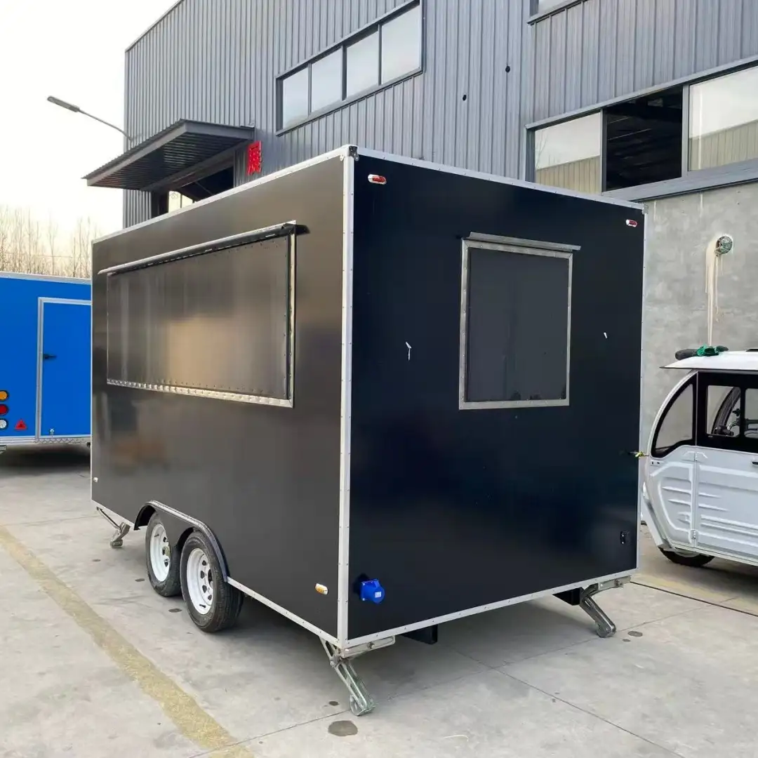 Reboque de comida preto com dois eixos e ampla janela de atendimento para serviço de catering móvel prático. 1