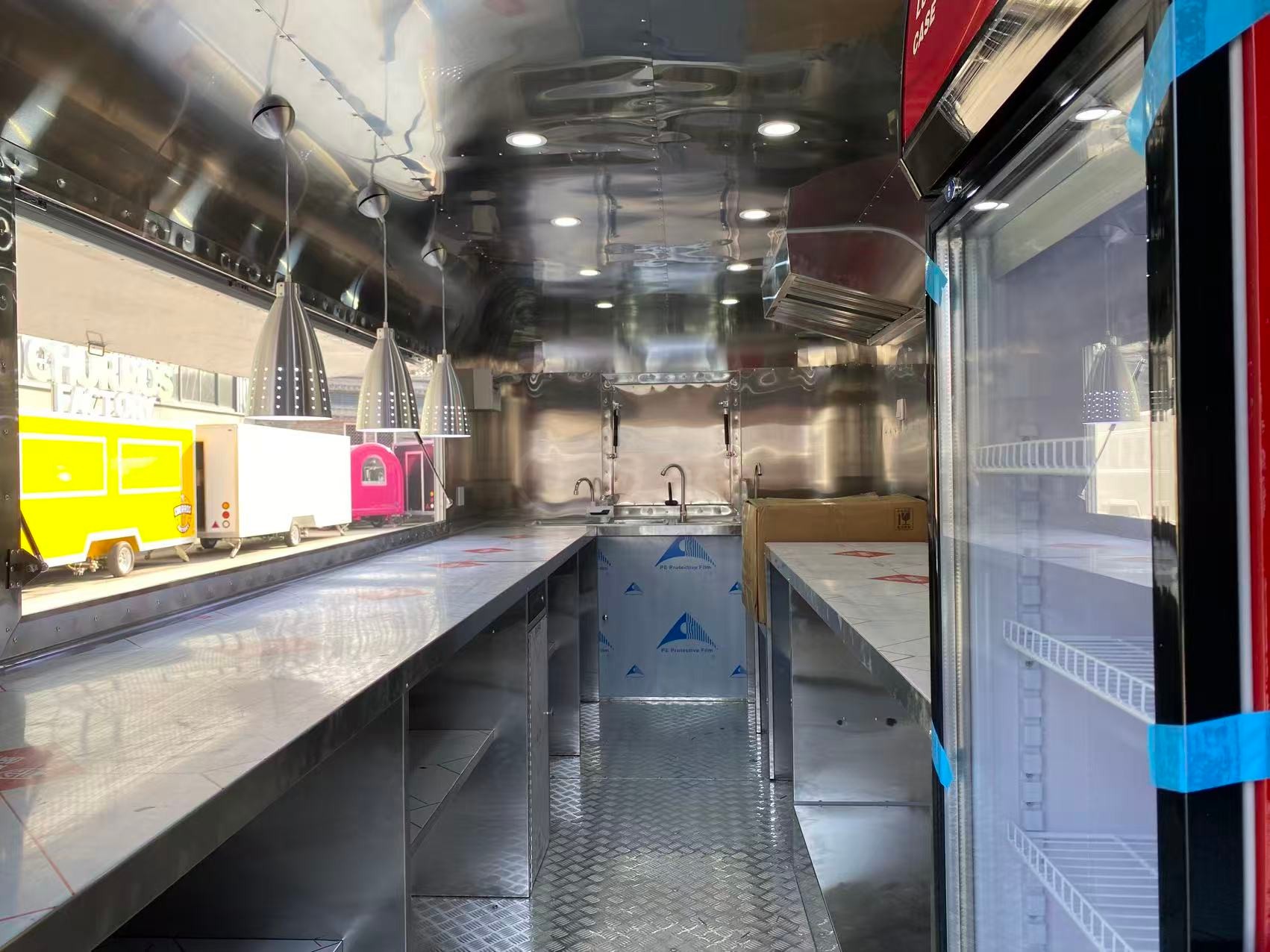 Remolque de comida turquesa de dos ejes con estación de servicio con iluminación colgante 12