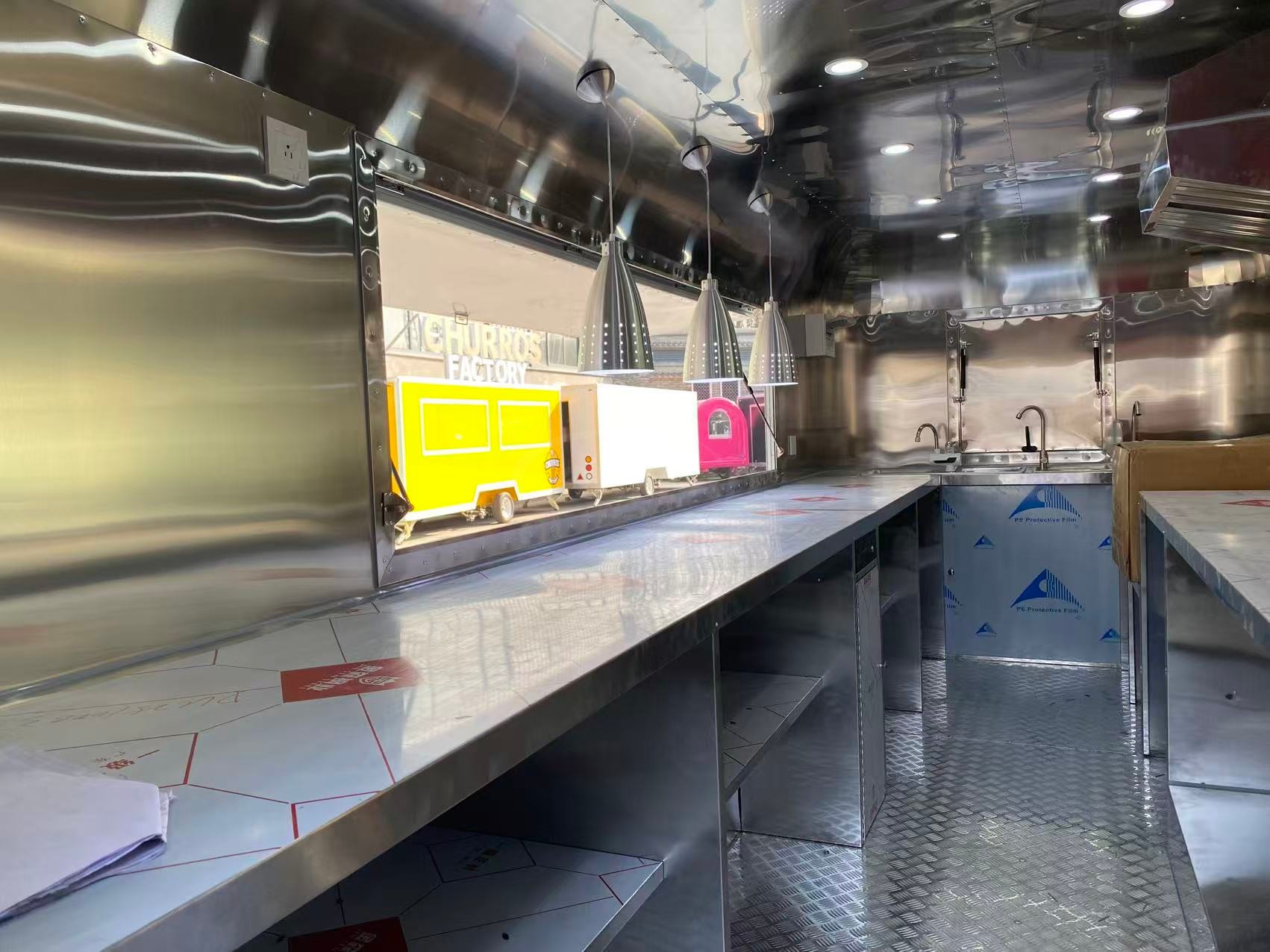 Remolque de comida turquesa de dos ejes con estación de servicio con iluminación colgante 11