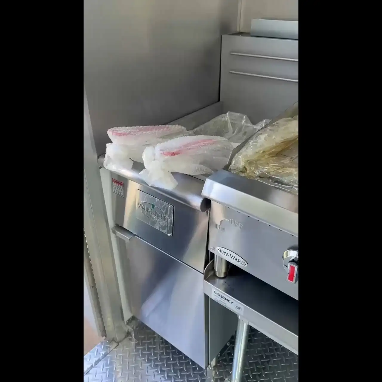 Remolque de comida de dos ejes, negro brillante: toldo retráctil, ventana de servicio y escalera de acceso lateral. 1