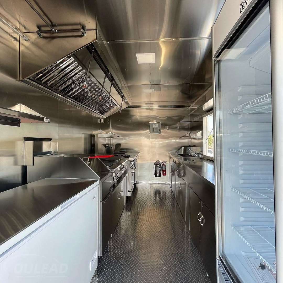 Grande remorque alimentaire à vendre avec cuisine professionnelle et comptoir de service 9
