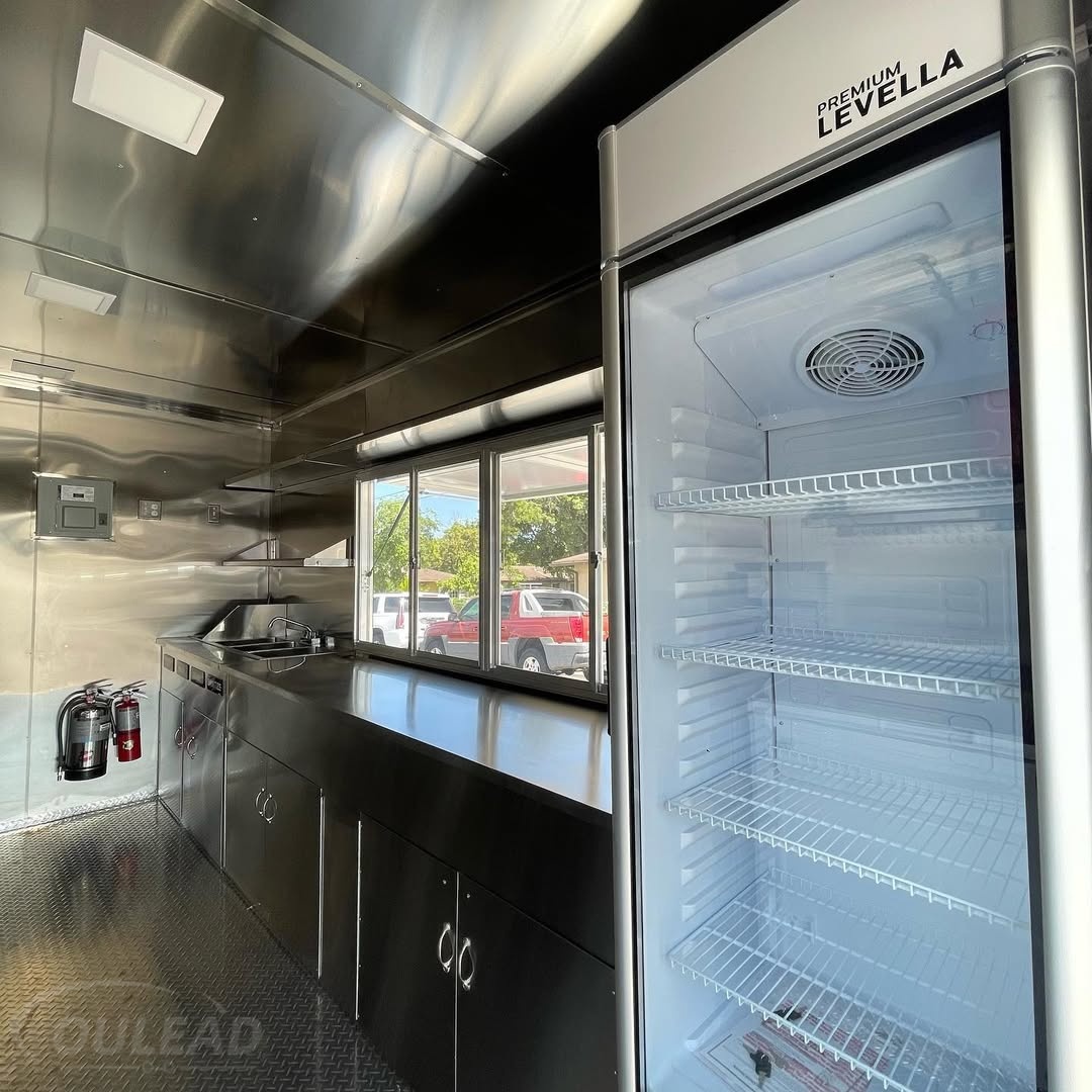 Grande remorque alimentaire à vendre avec cuisine professionnelle et comptoir de service 8