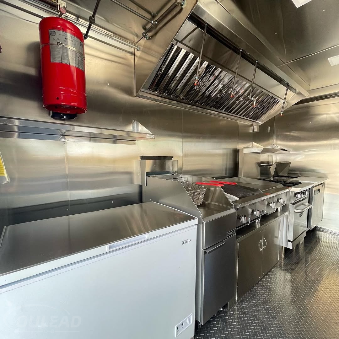 Grande remorque alimentaire à vendre avec cuisine professionnelle et comptoir de service 7