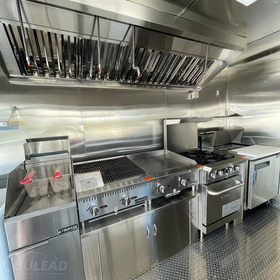 Grande remorque alimentaire à vendre avec cuisine professionnelle et comptoir de service 6