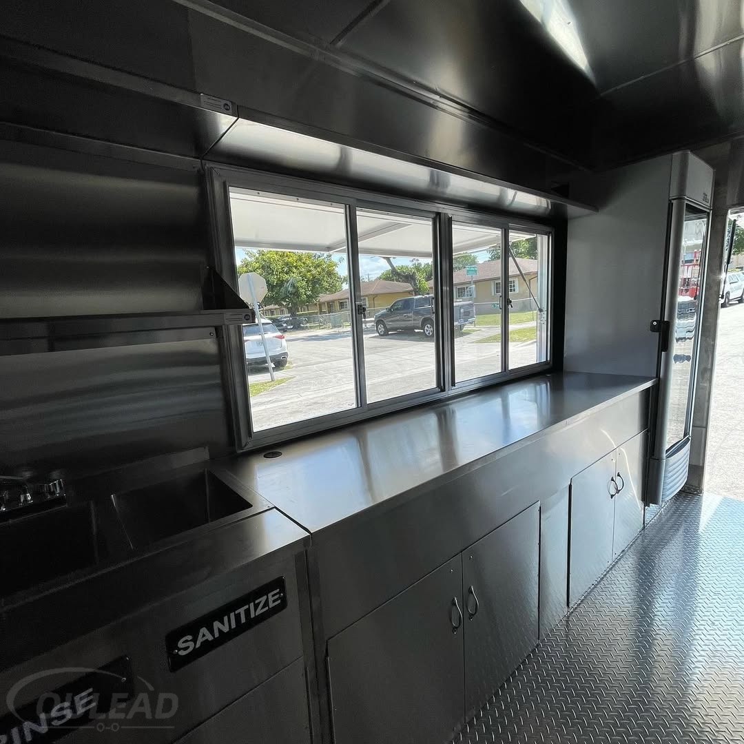 Grande remorque alimentaire à vendre avec cuisine professionnelle et comptoir de service 4