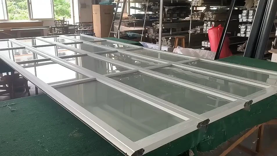 Puerta de garaje de vidrio templado esmerilado con marco de aluminio plateado anodizado 1
