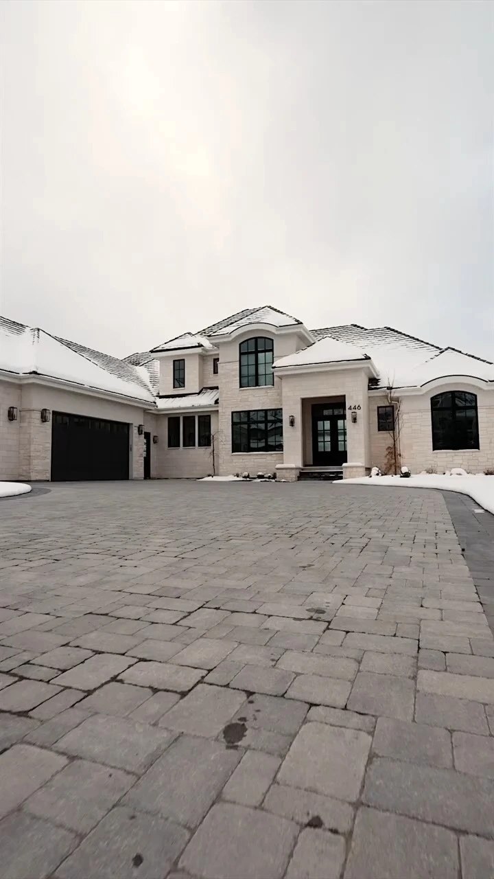 Puertas de garaje con aislamiento de acero americano moderno de primera calidad | Diseño contemporáneo, duradero y de bajo consumo para el hogar 1