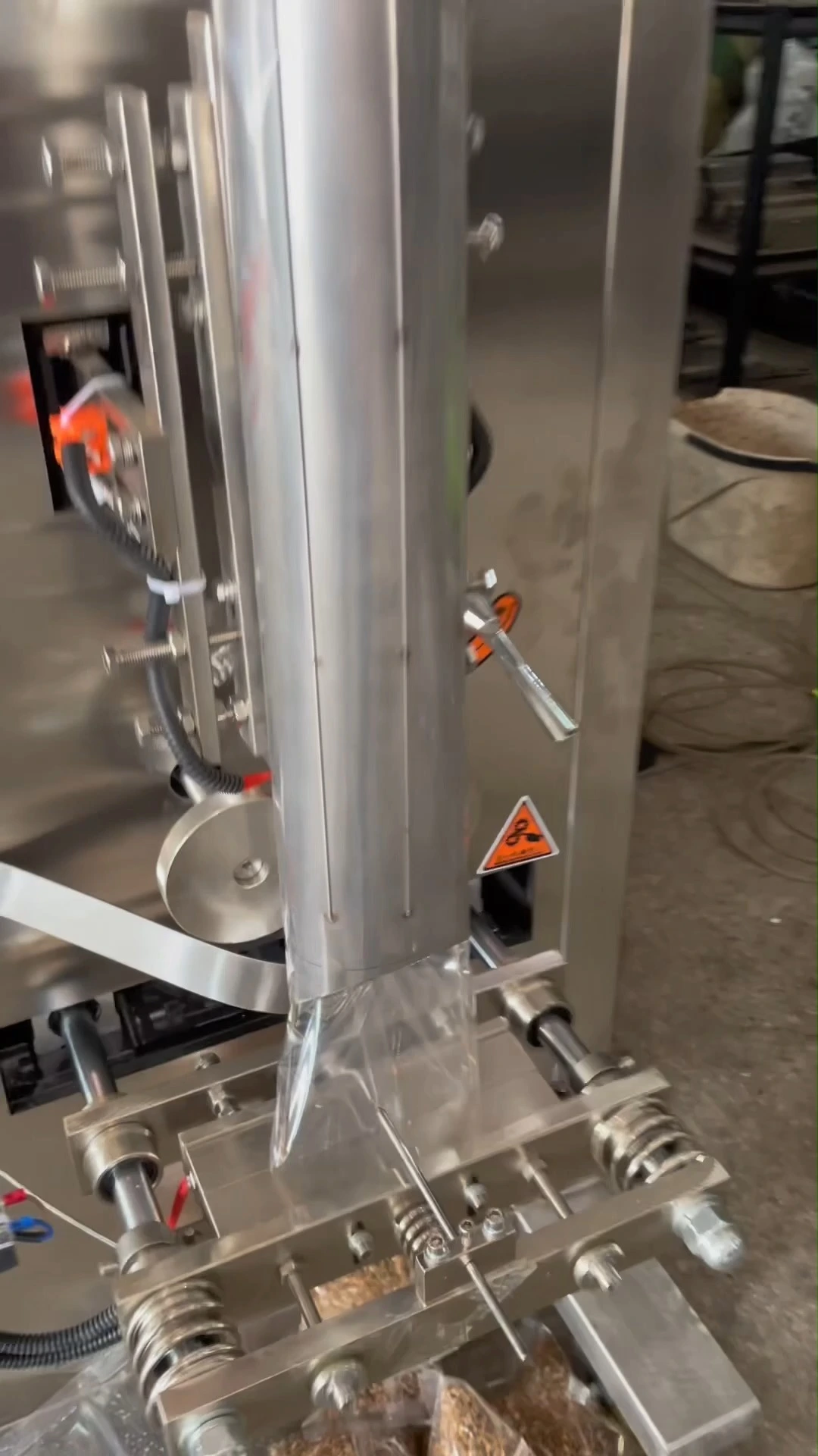 Machine automatisée de conditionnement de sol nutritif Morel 1