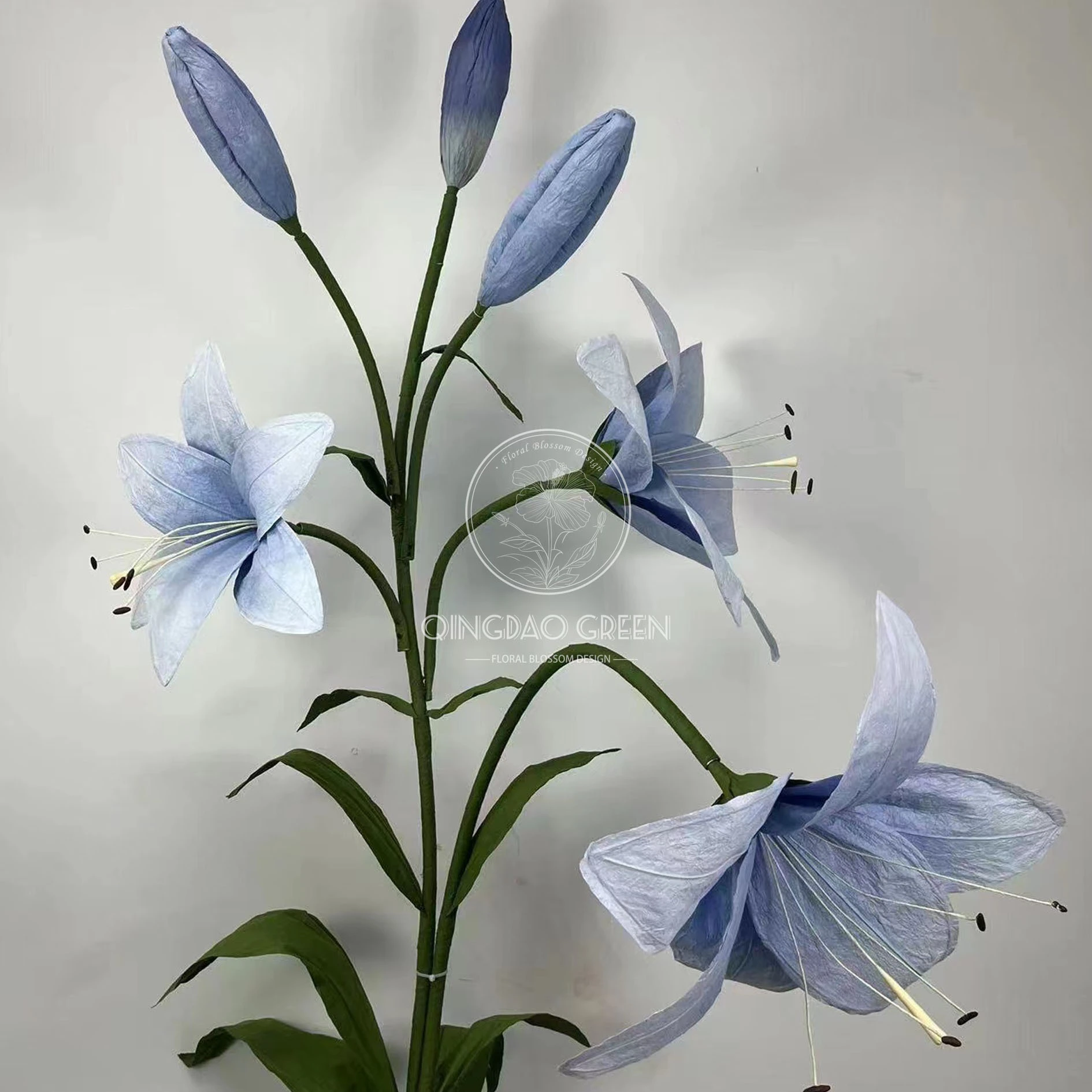 Énorme fleur de lys en papier fait à la main