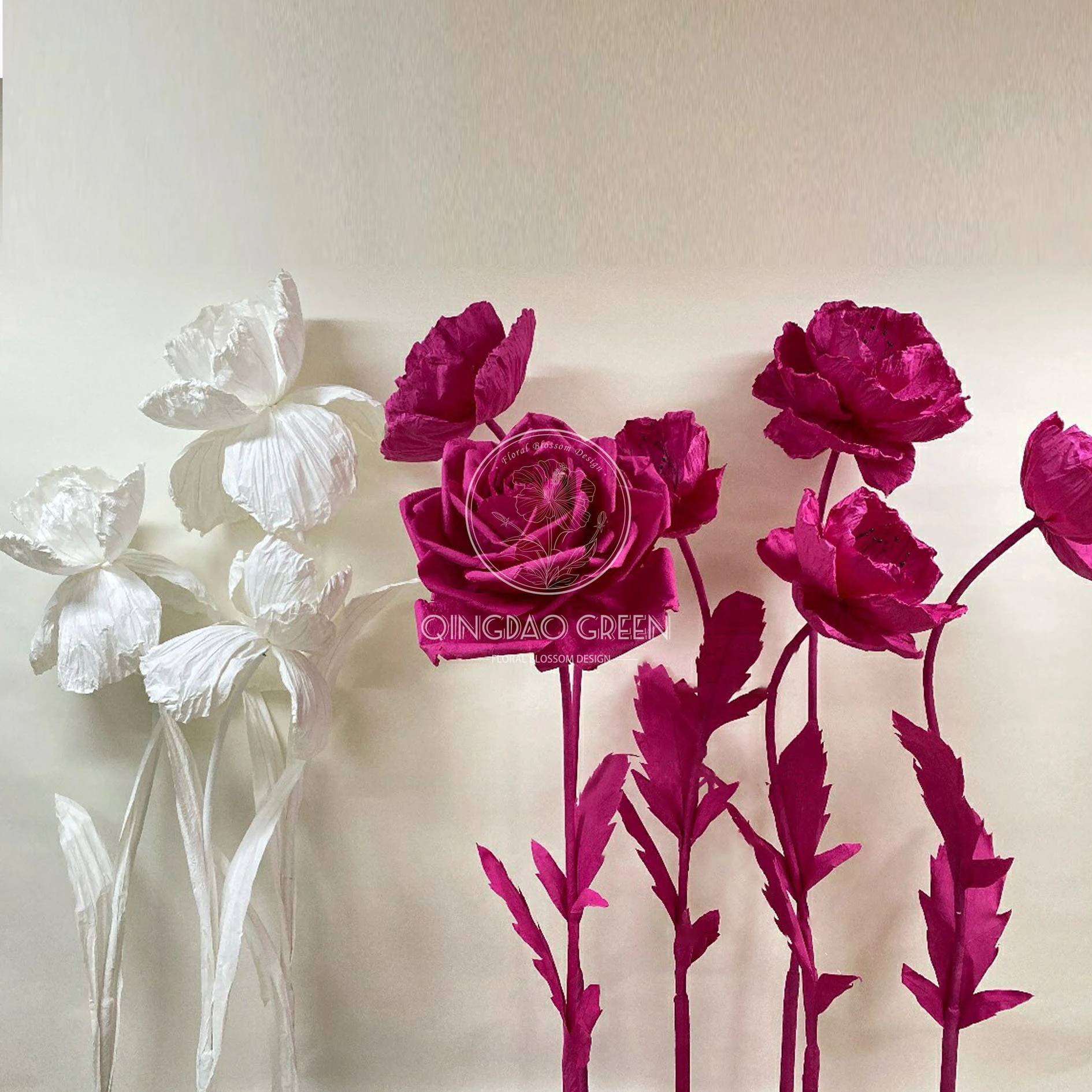 Flor gigante de rosa de papel rojo hecho a mano