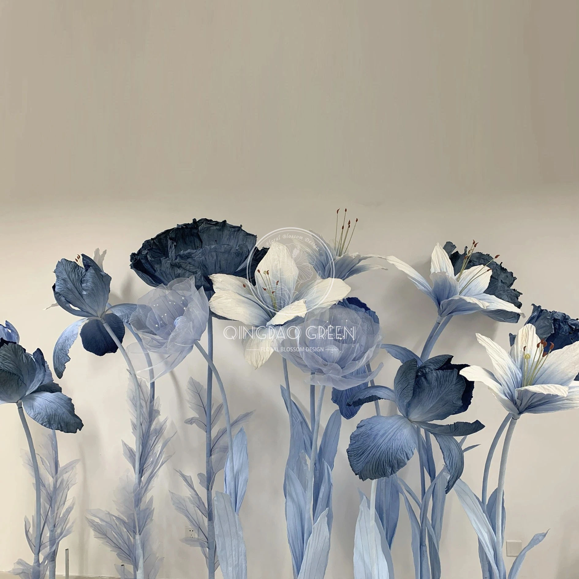 Personnaire à la main en papier bleu & Fleur d'organza