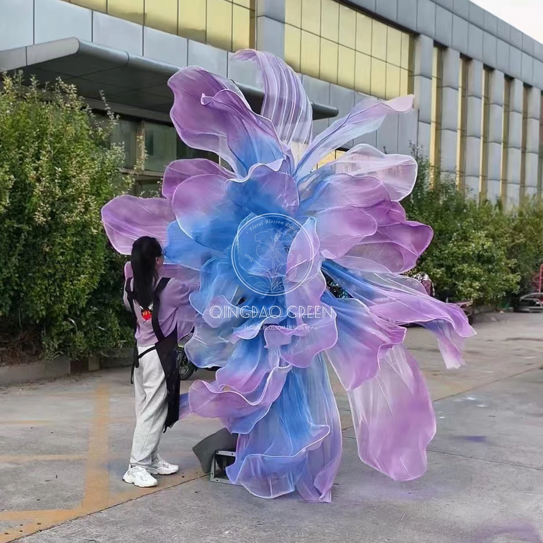 Fleur géante d'organza de grande taille