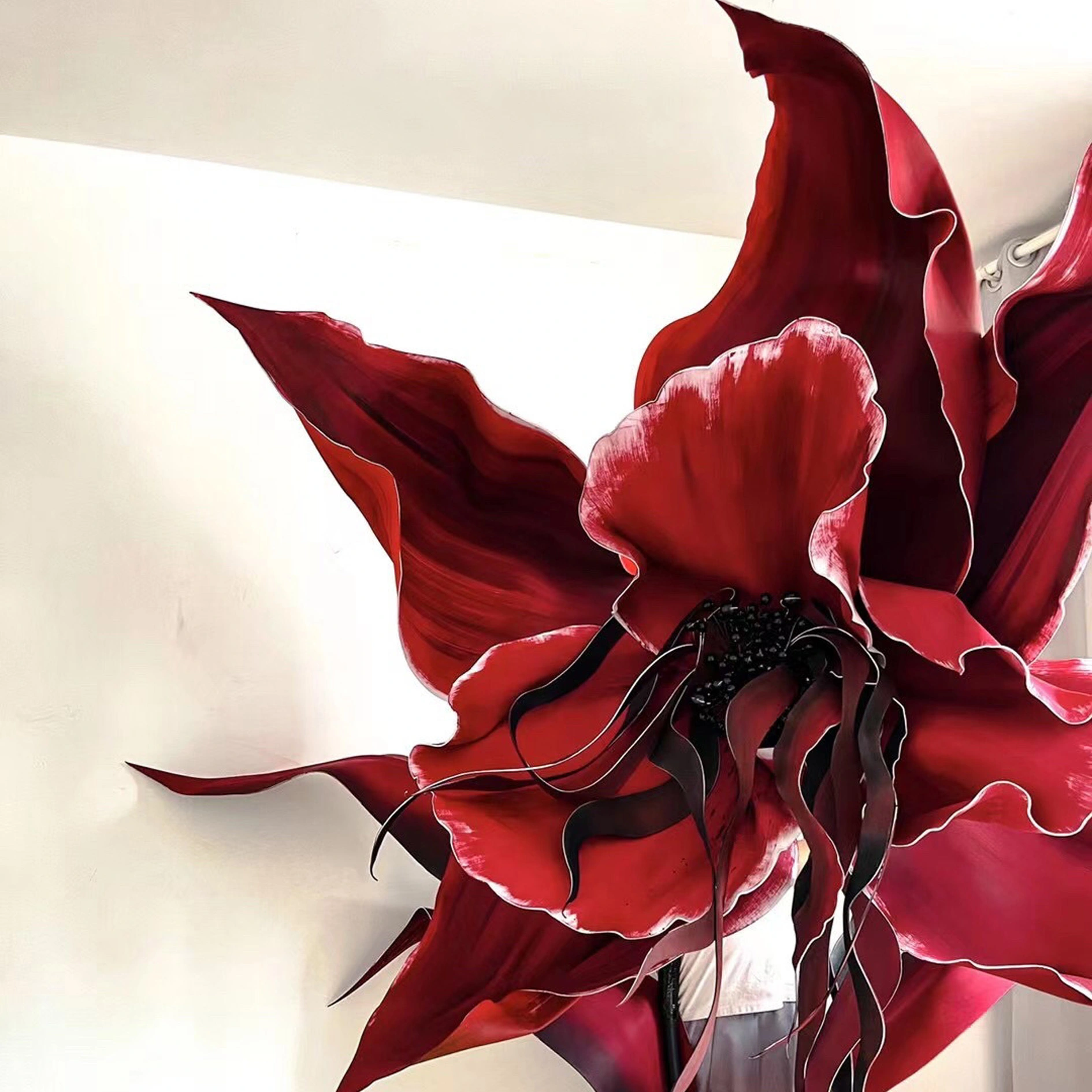 Nuevo diseño Decoración de flores gigantes de espuma roja hecha a mano personalizada