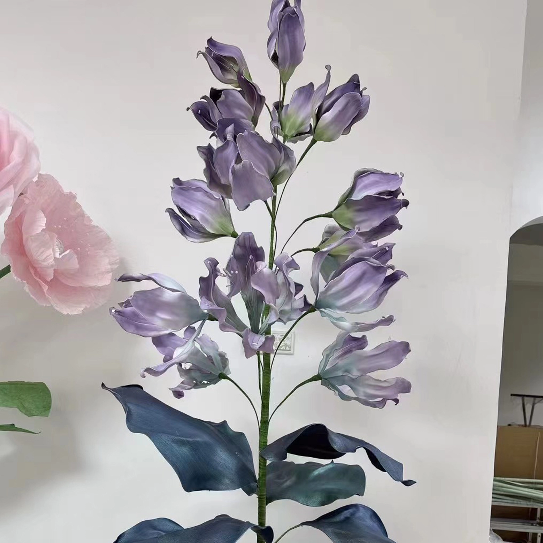 Flores gigantes moradas hechas a mano