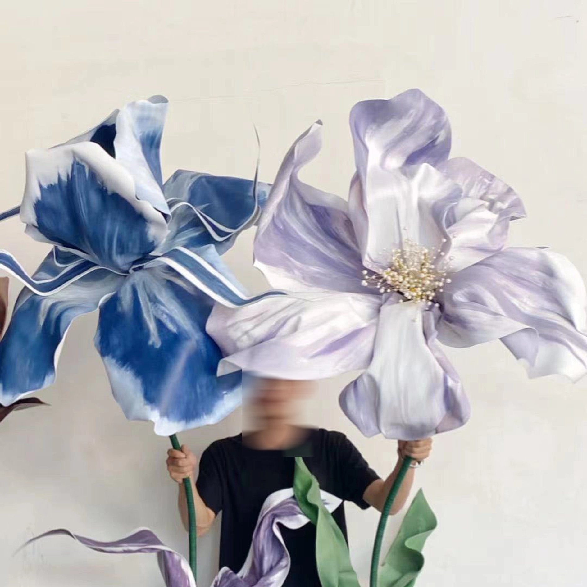 Flores de espuma azul gigante y púrpura
