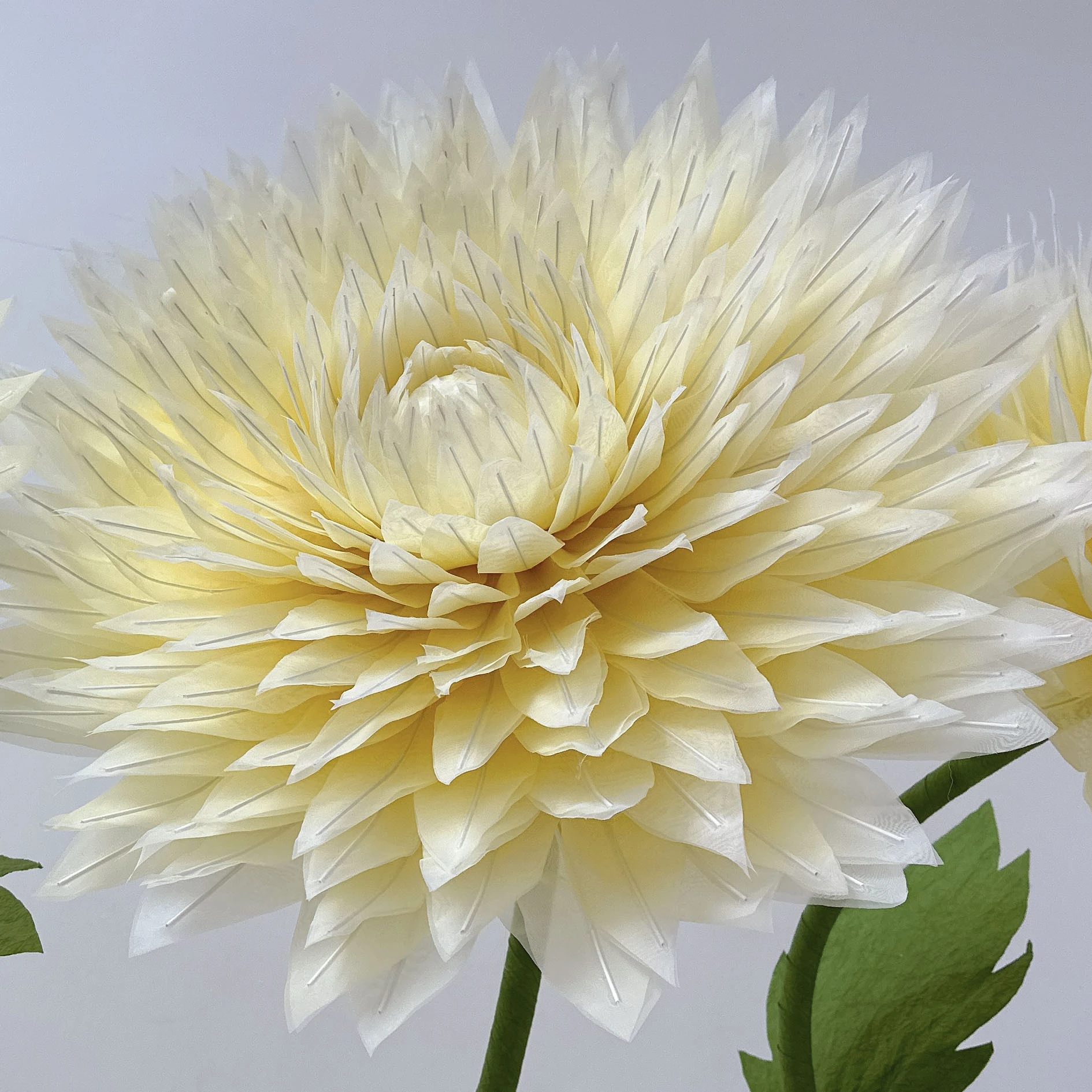 Organza dahlia hecha a mano