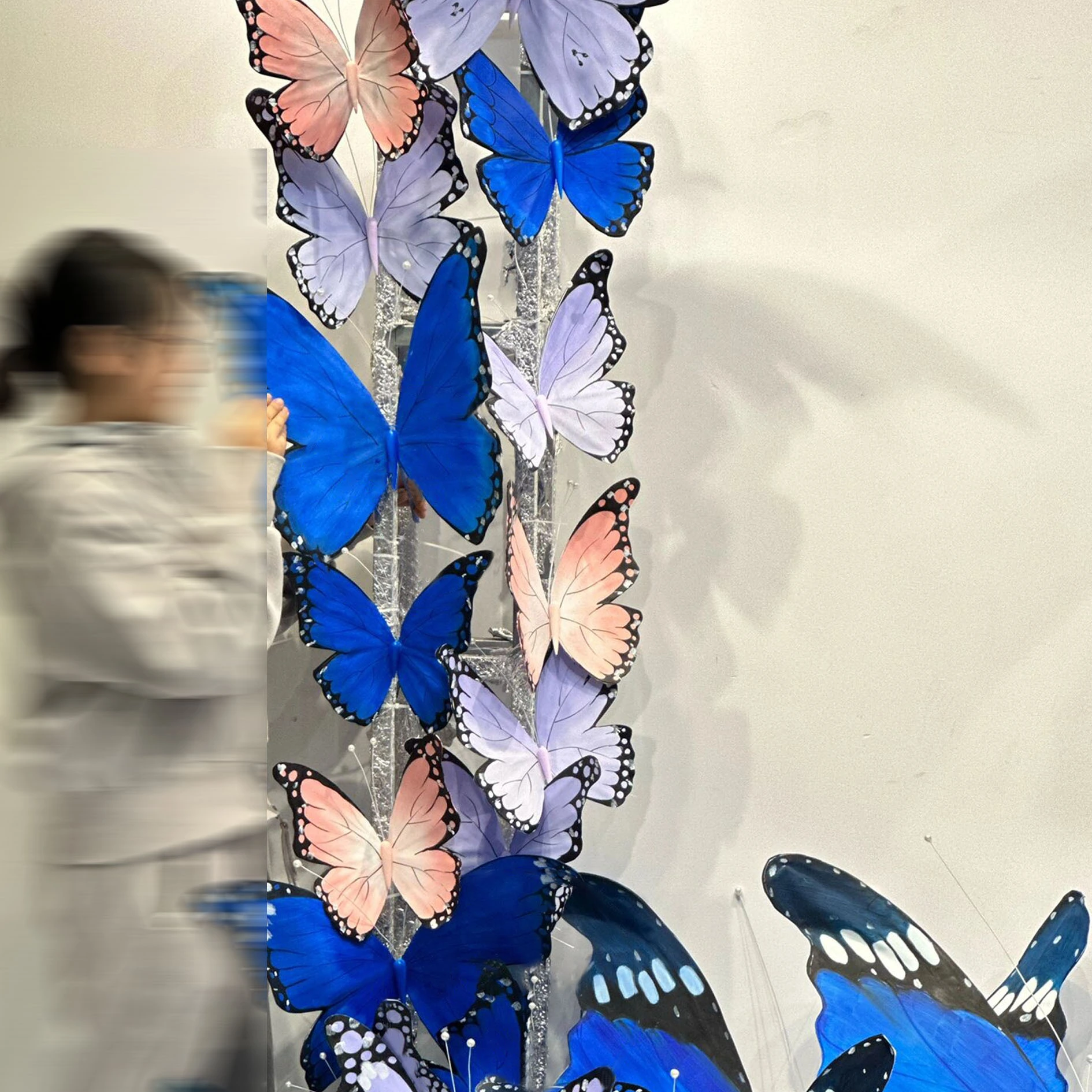 Diseño de mariposa gigante pintada a mano de espuma