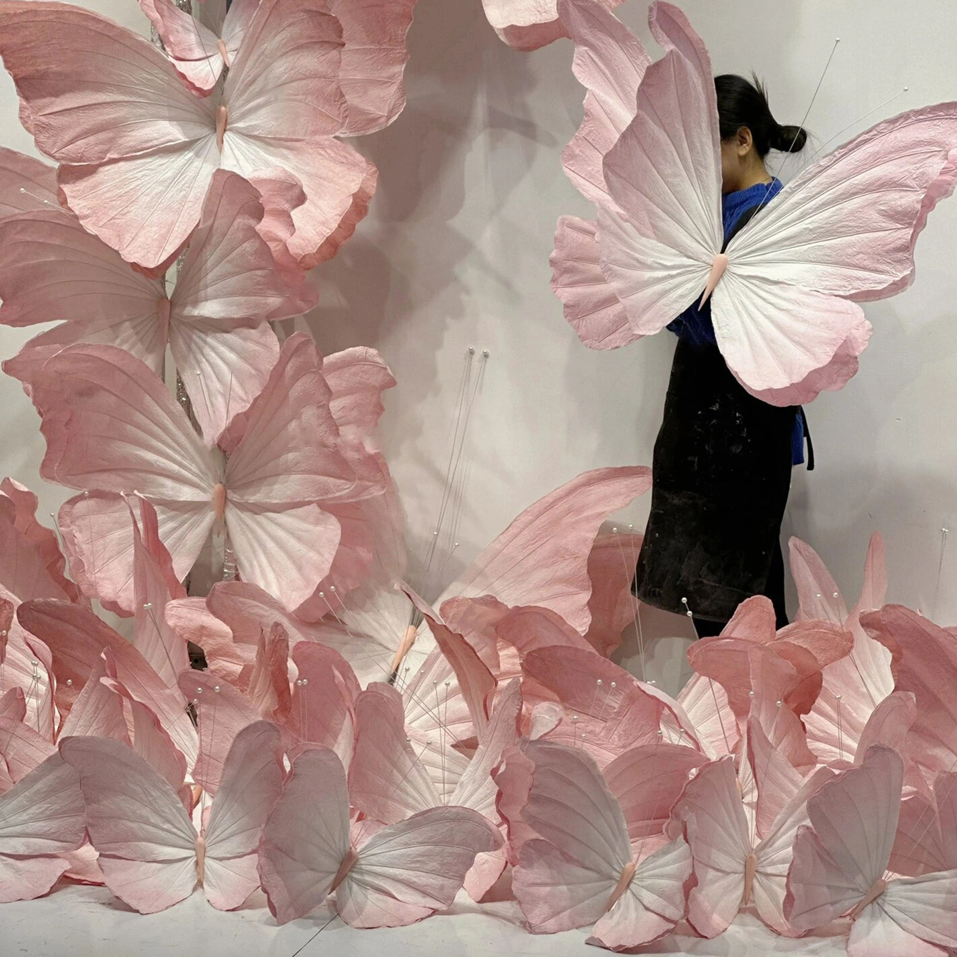 Mariposa de papel rosa hecha a mano