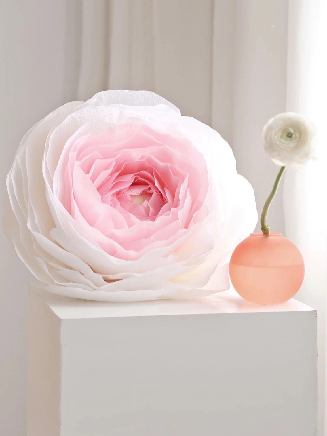 Flor gigante de papel crepe de crepe a mano